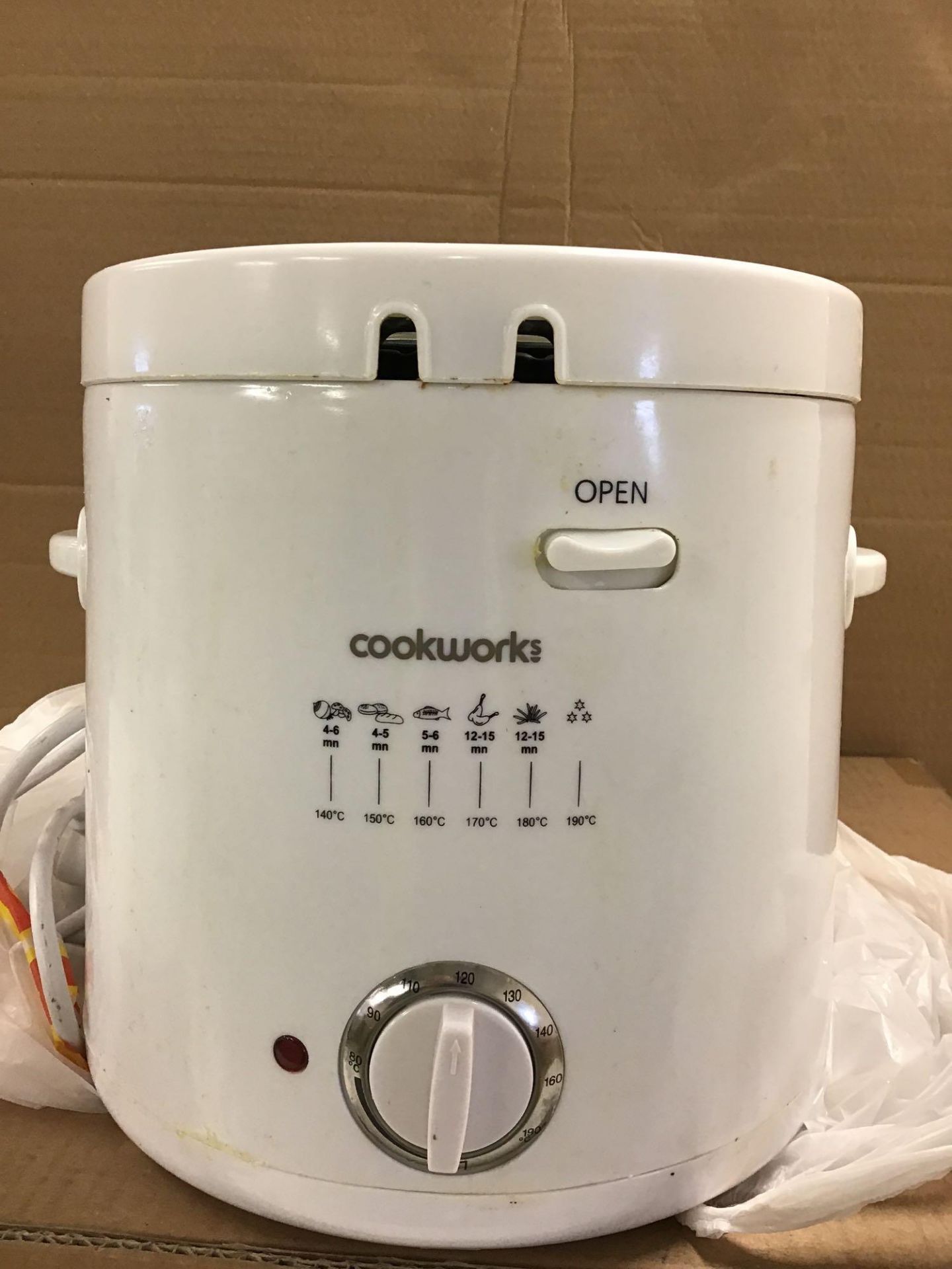 Cookworks 1.5L Deep Fat Fryer - White 717/3961 £15.99 RRP - Image 2 of 5