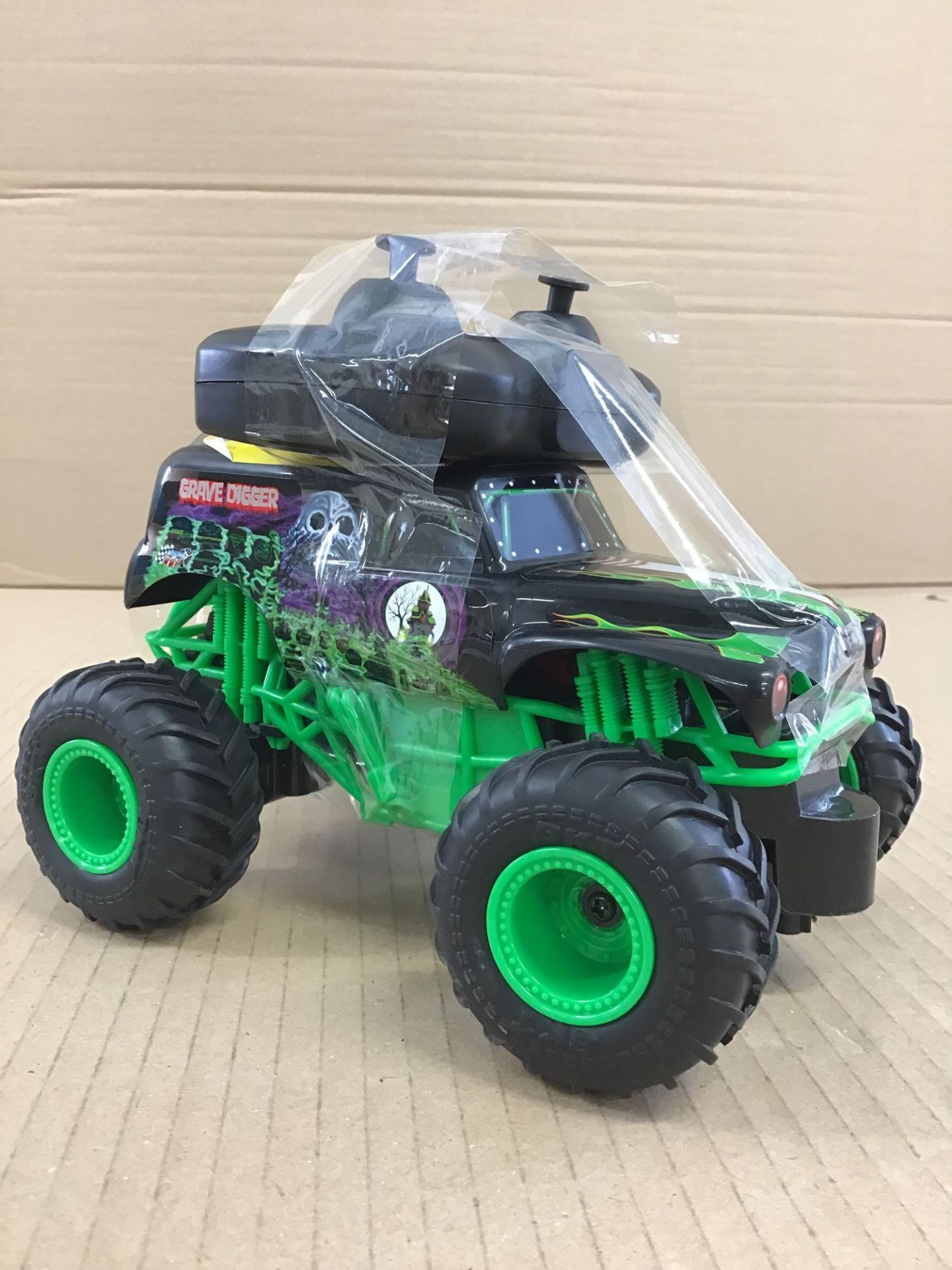 Monster Jam Radio Controlled Grave Digger 1:24 Scale, £20.00 RRP - Image 4 of 5