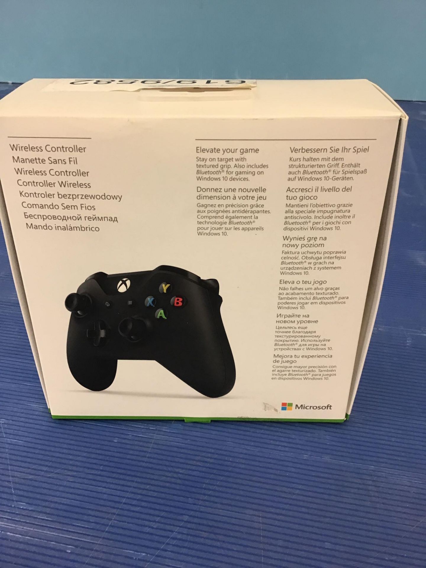 Official Xbox One Wireless Controller 3.5mm - Black, £49.99 RRP - Image 2 of 5