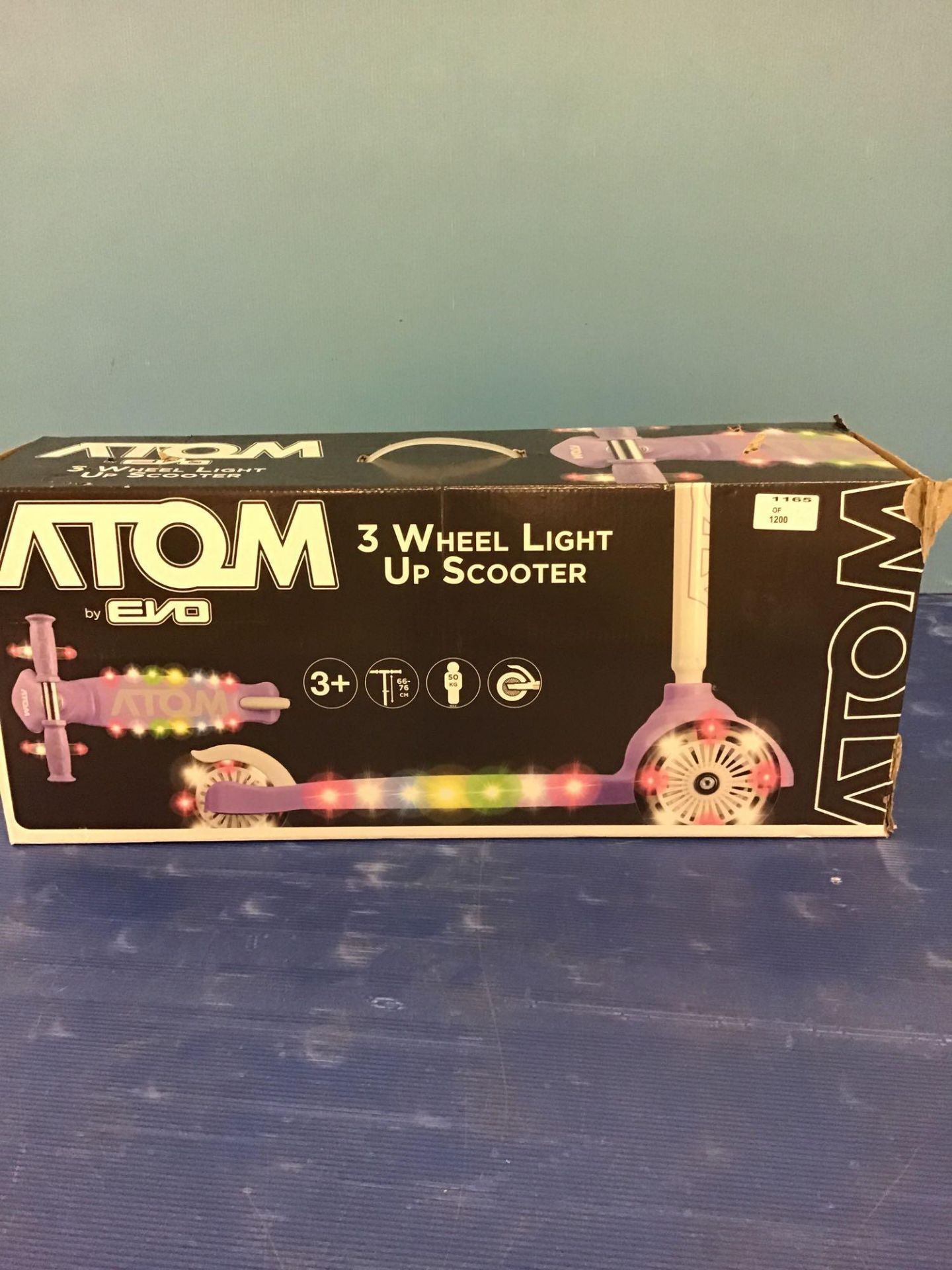 Atom Light Up Tri Scooter 893/5641 £24.99 RRP - Image 2 of 5