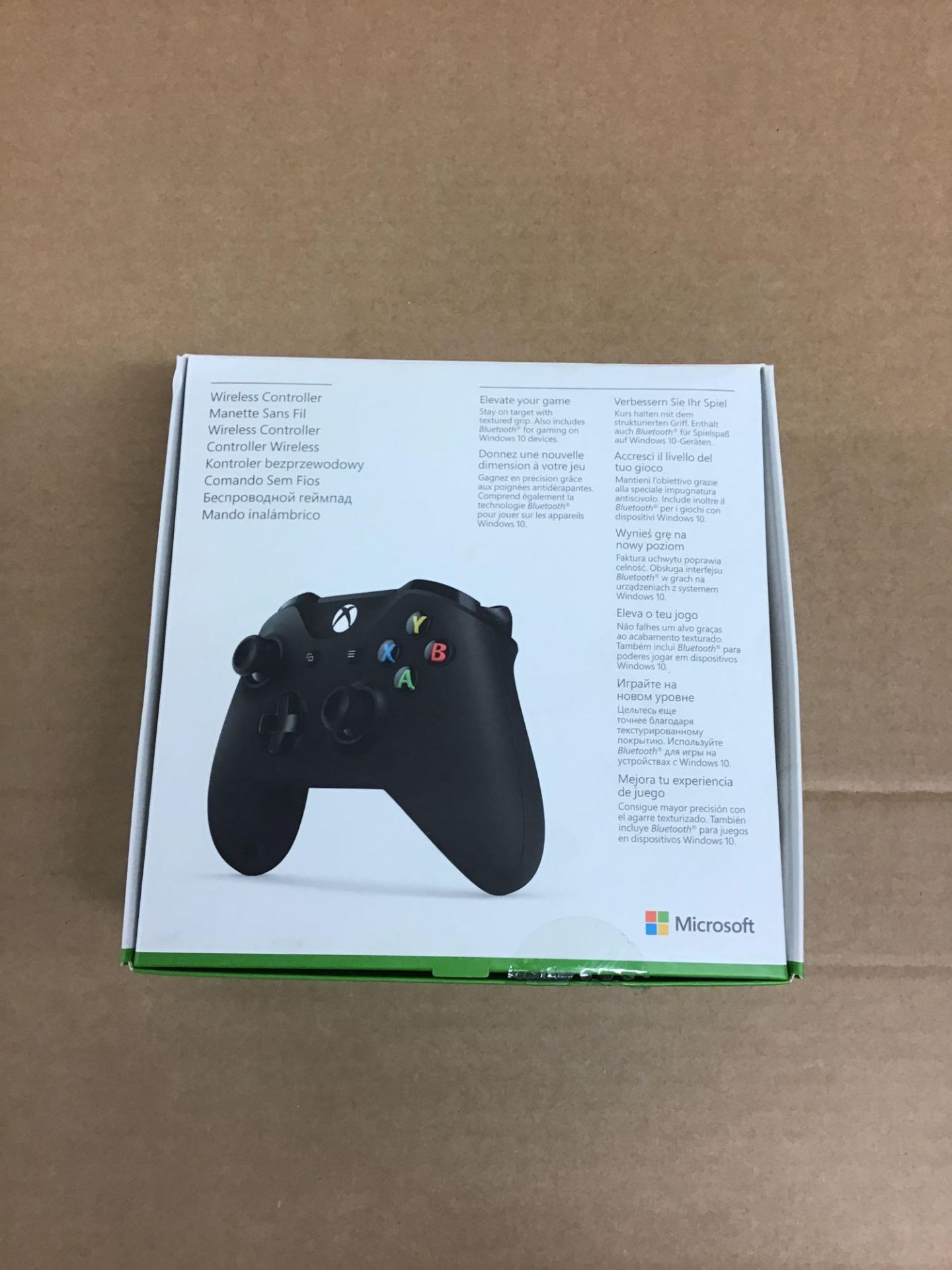 Official Xbox One Wireless Controller 3.5mm - Black 619/9582 £49.99 RRP - Image 2 of 5