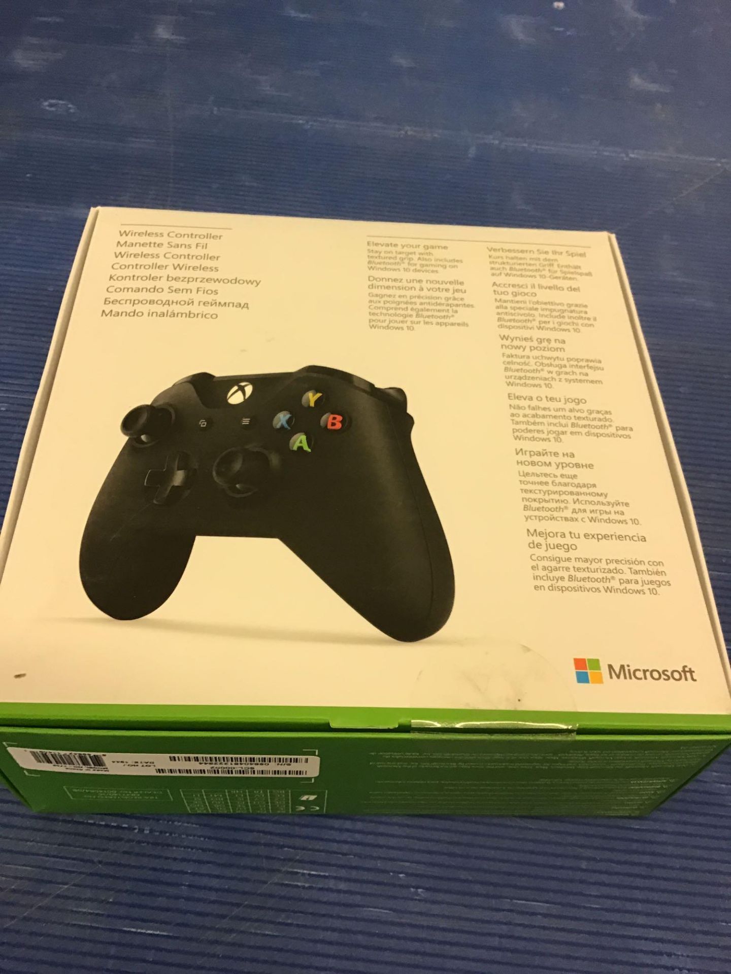 Official Xbox One Wireless Controller 3.5mm - Black 619/9582 £49.99 RRP - Image 2 of 5