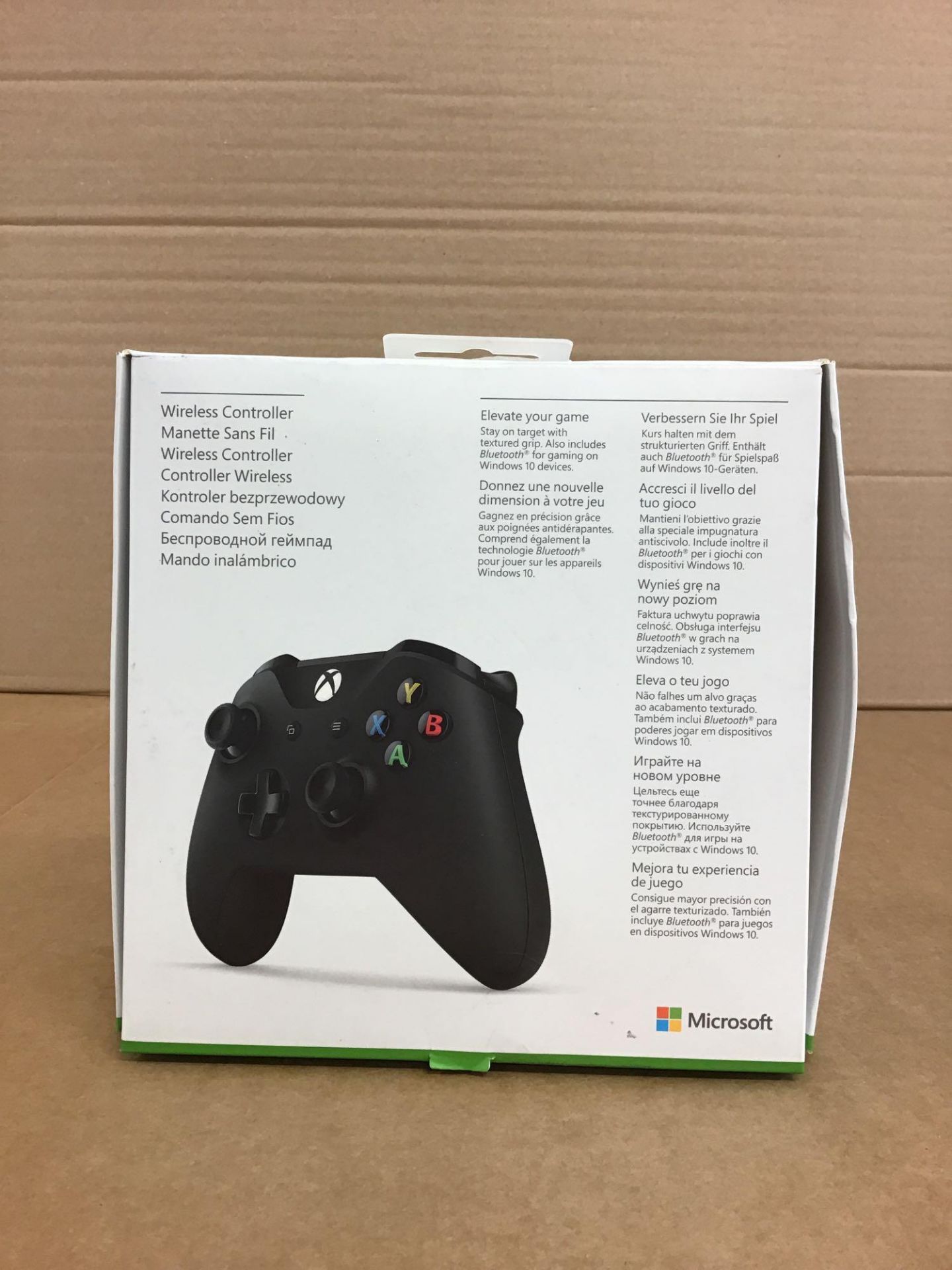 Official Xbox One Wireless Controller 3.5mm - Black (619/9582) - £49.99 RRP - Image 2 of 5