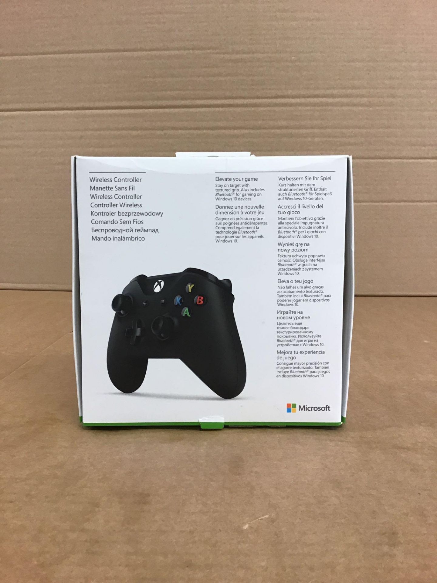 Official Xbox One Wireless Controller 3.5mm - Black (619/9582) - £49.99 RRP - Image 2 of 5