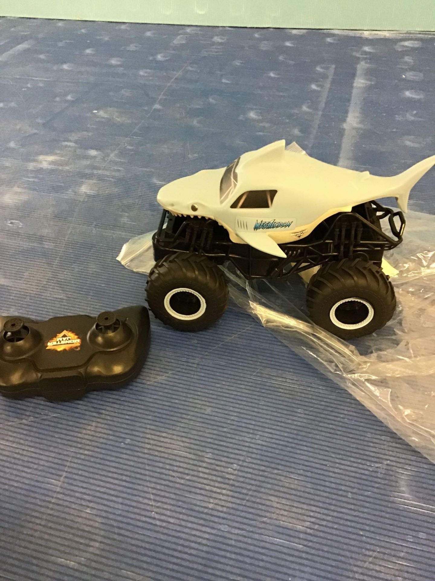 Monster Jam RC 1:24 Megalodon £18.00 RRP - Image 3 of 5