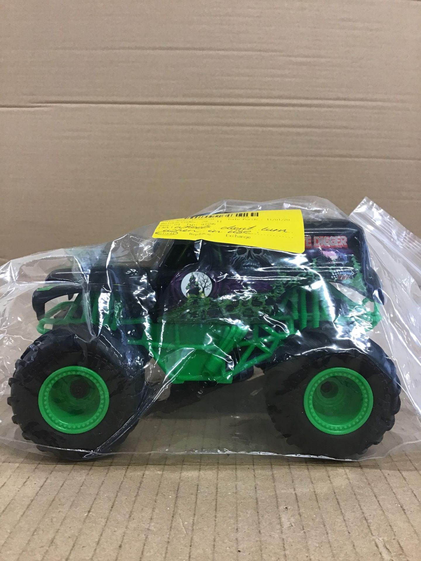 Monster Jam Radio Controlled Grave Digger 1:24 Scale, £20.00 RRP - Image 2 of 5