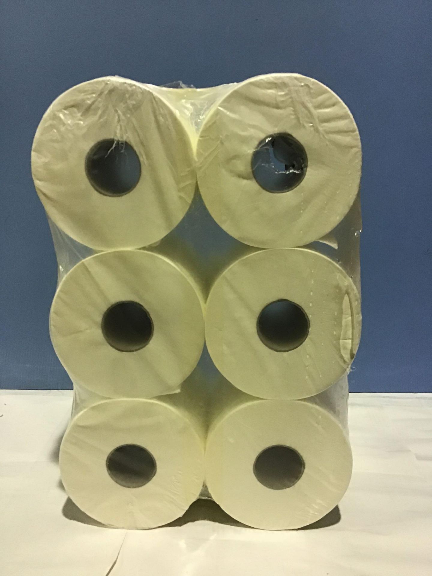 Amazon Commercial Mini Jumbo Toilet Roll 2 PLY Pack of 12 Rolls (557 Sheets/Roll)(416647) £15.99 RRP - Image 4 of 6