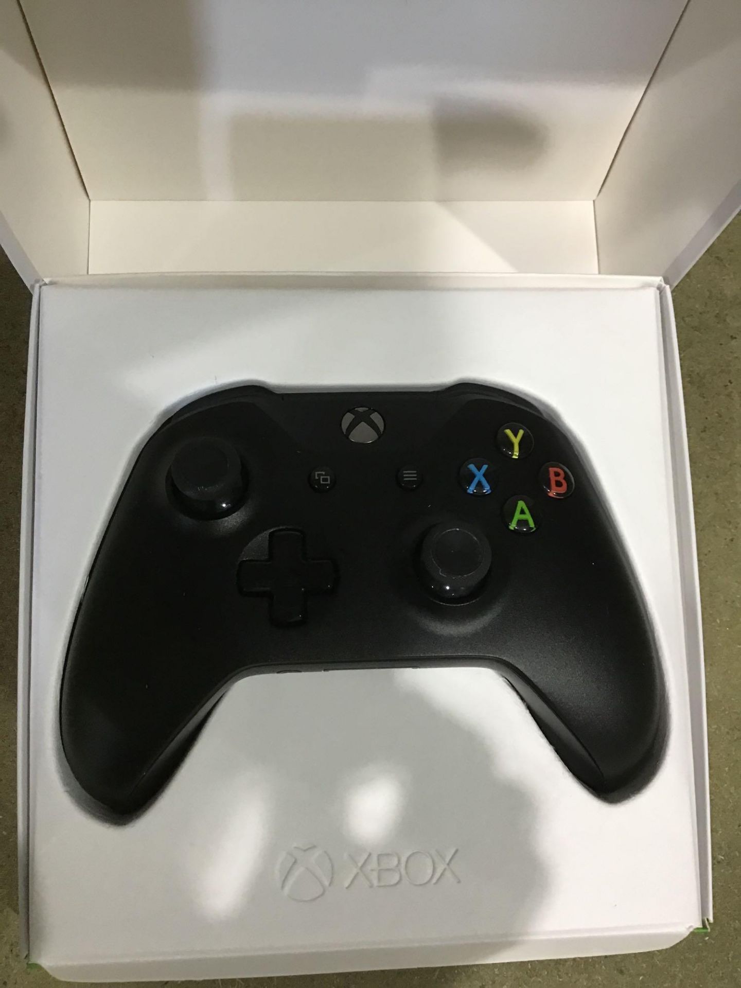 Official Xbox One Wireless Controller - Black 619/9582 £49.99 RRP - Image 2 of 4