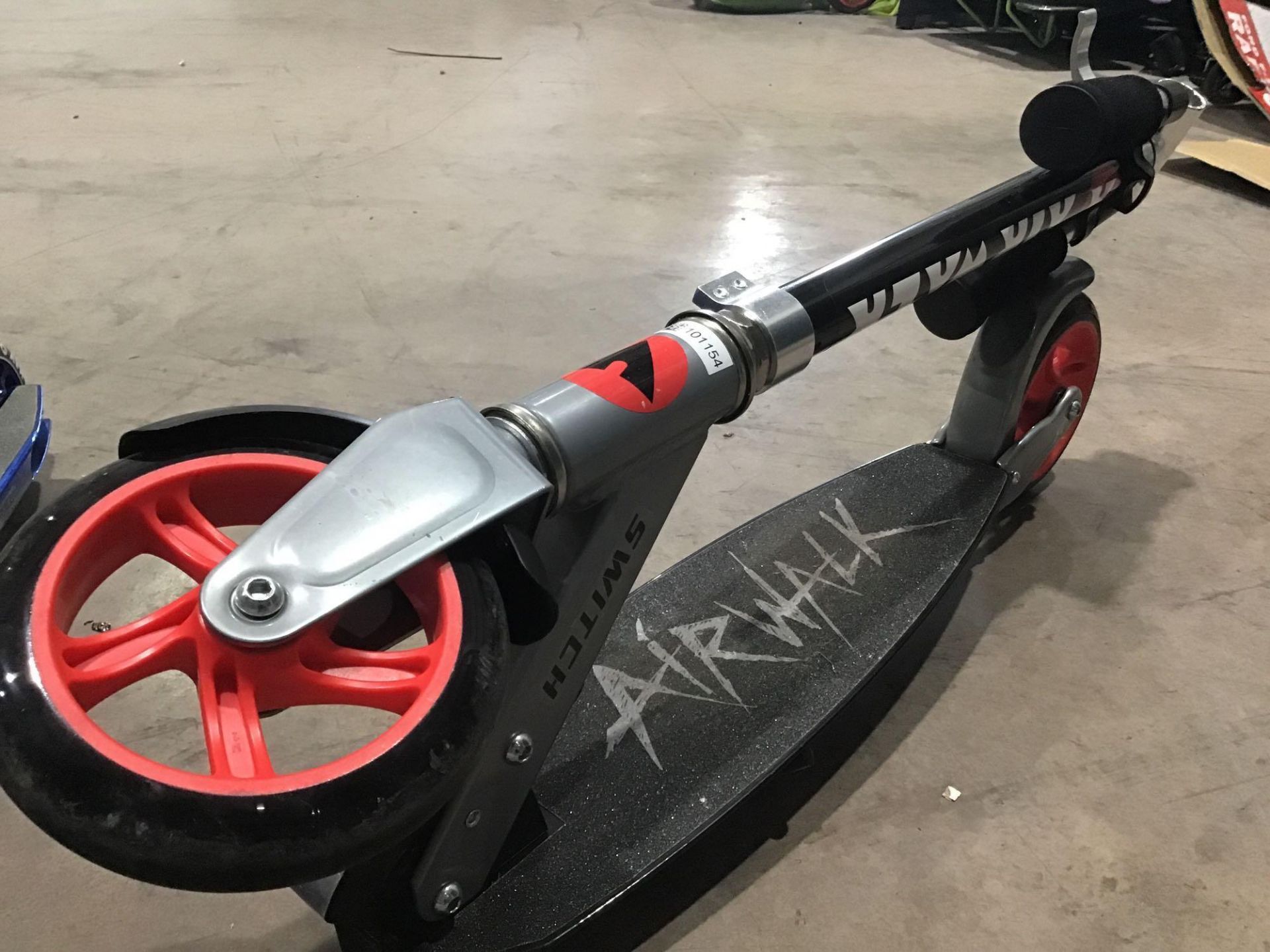 Airwalk Big Switch Folding Scooter 937/9251 £34.99 RRP - Image 2 of 4