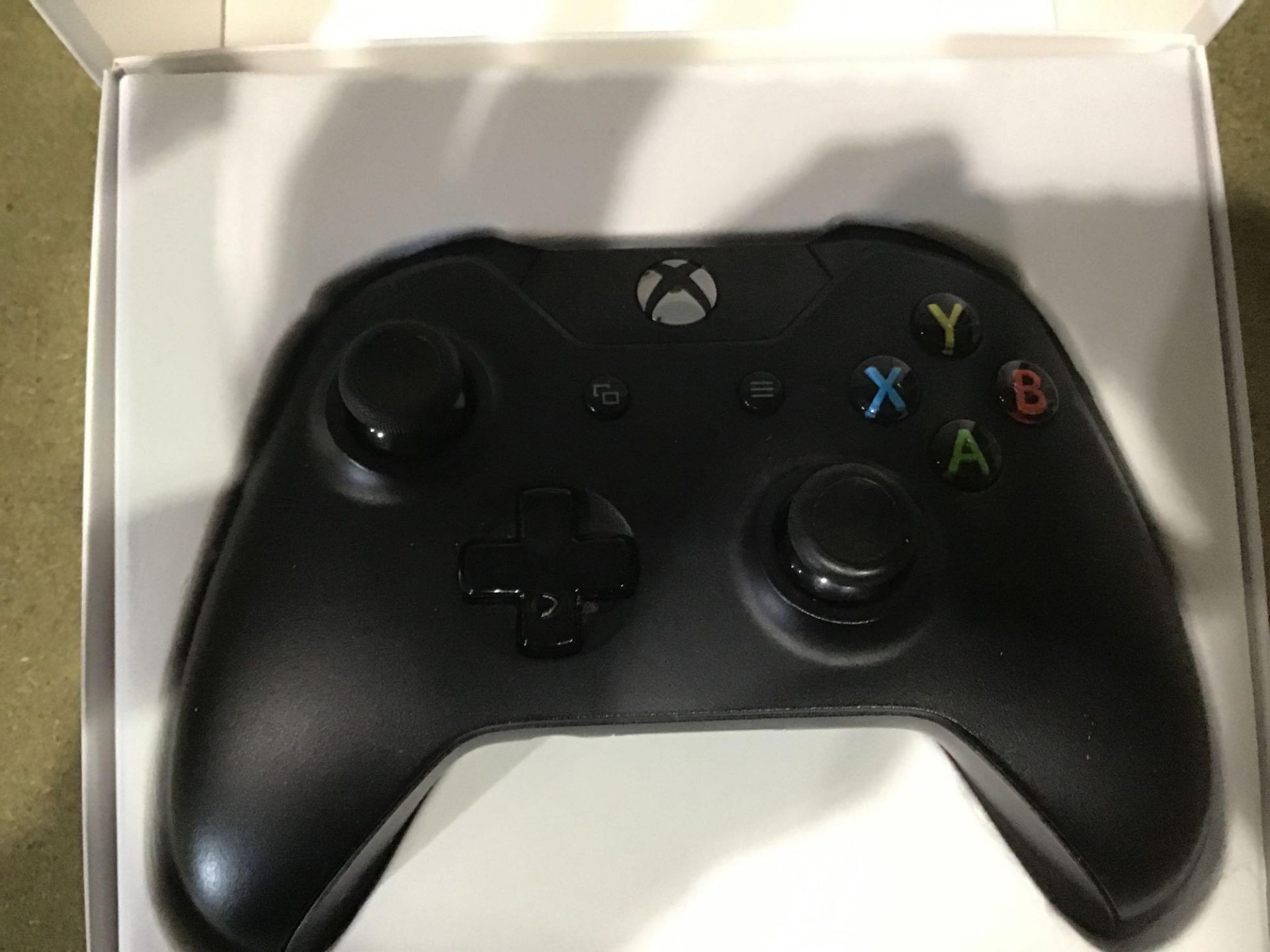 Official Xbox One Wireless Controller - Black 619/9582 £49.99 RRP - Image 2 of 4