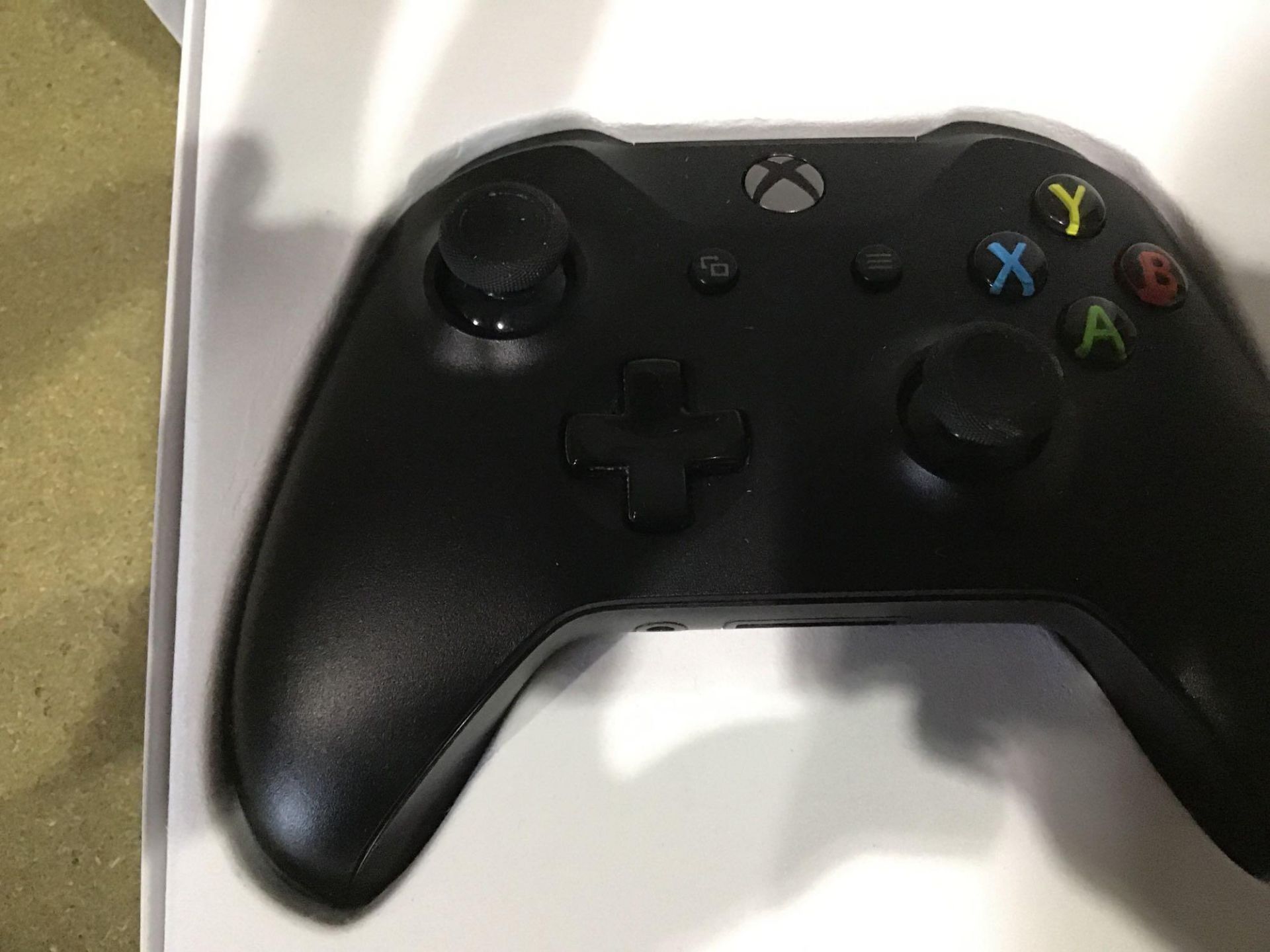 Official Xbox One Wireless Controller - Black 619/9582 £49.99 RRP - Image 3 of 4