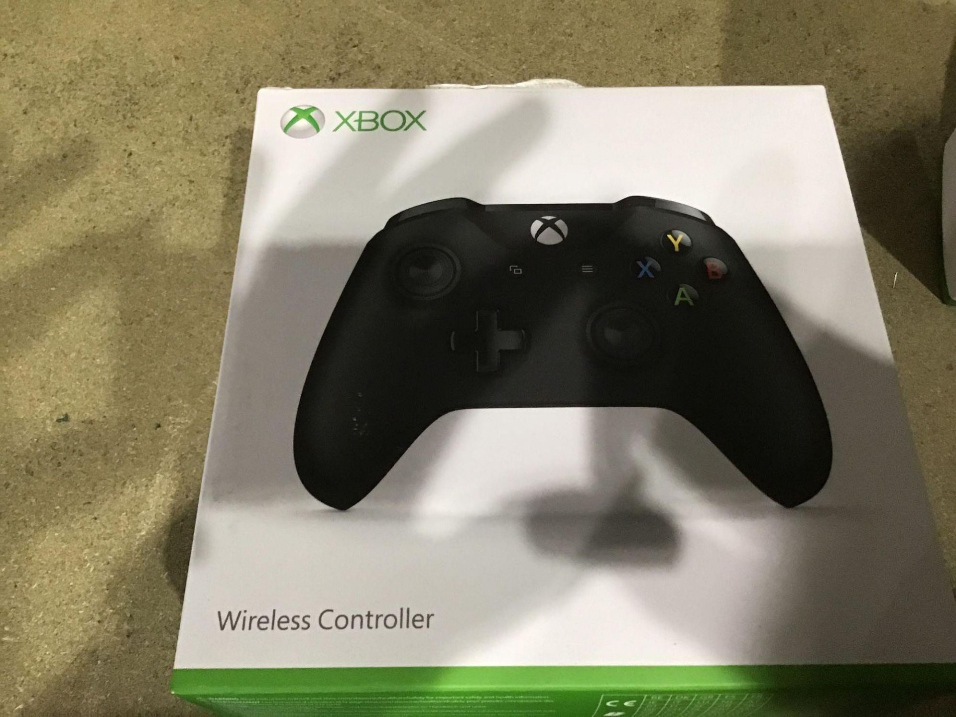 Official Xbox One Wireless Controller - Black 619/9582 £49.99 RRP - Image 3 of 4