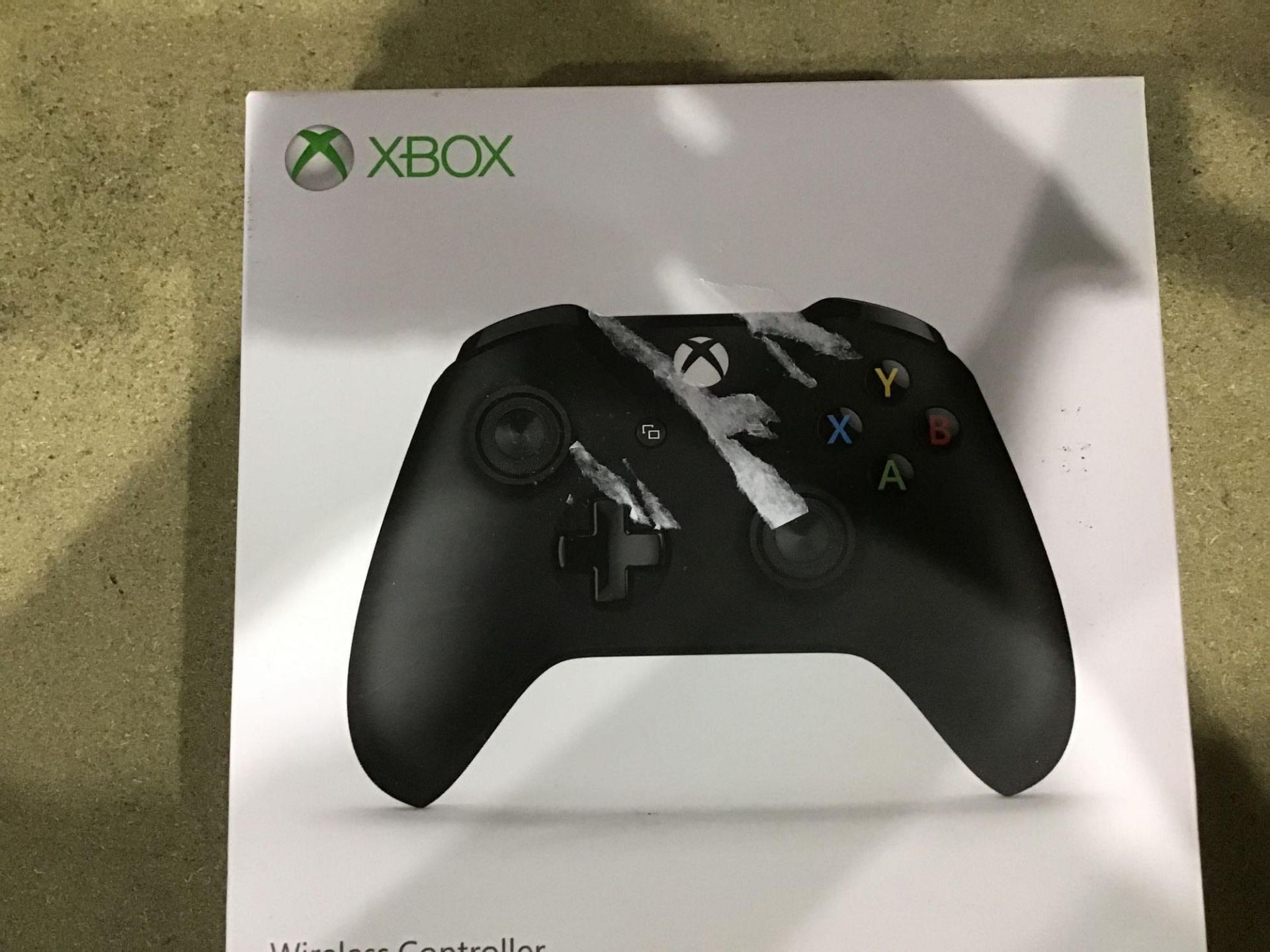 Official Xbox One Wireless Controller - Black 619/9582 £49.99 RRP - Image 3 of 4