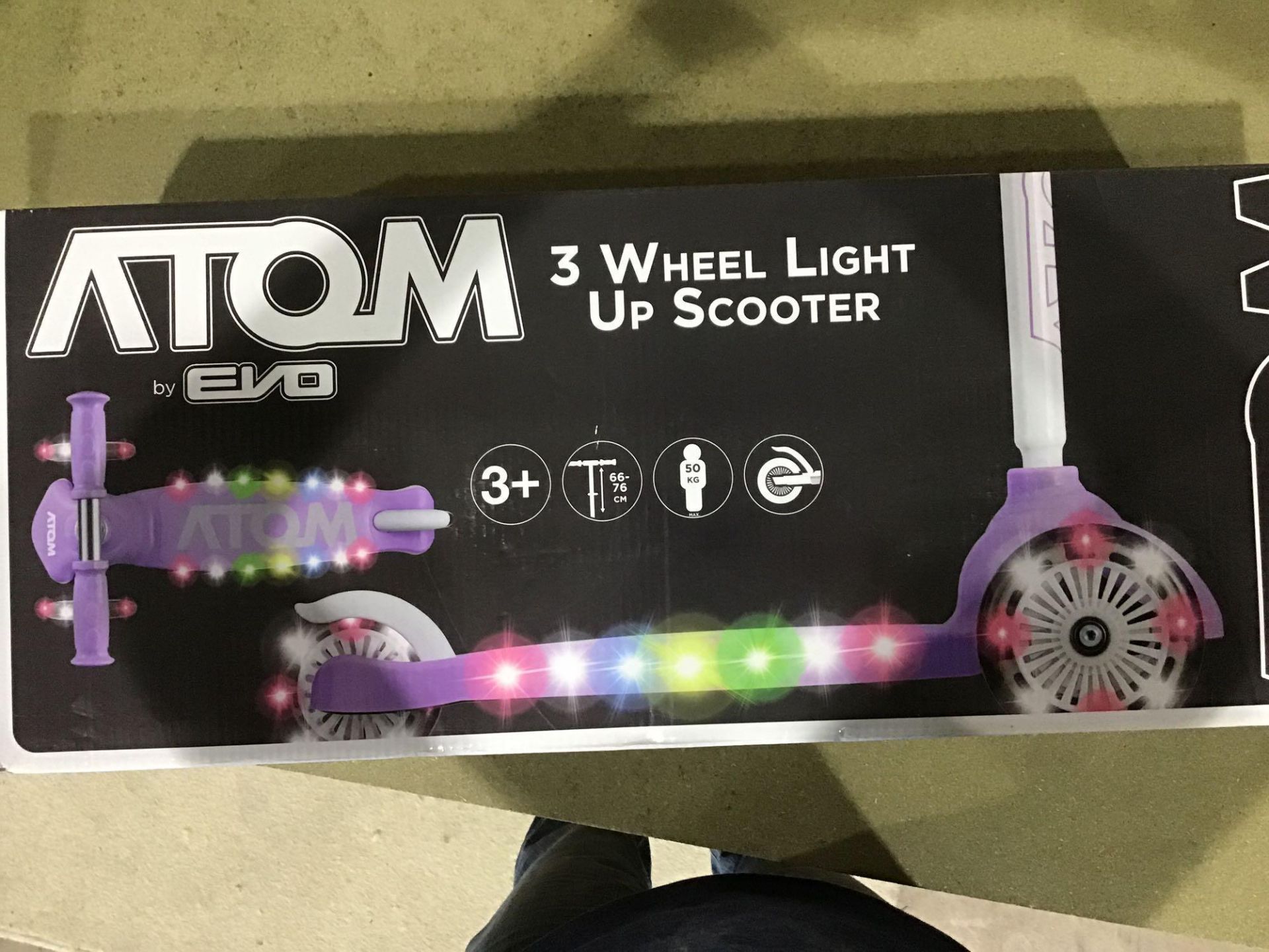 Atom Light Up Tri Scooter 893/5641 £24.99 RRP - Image 2 of 4