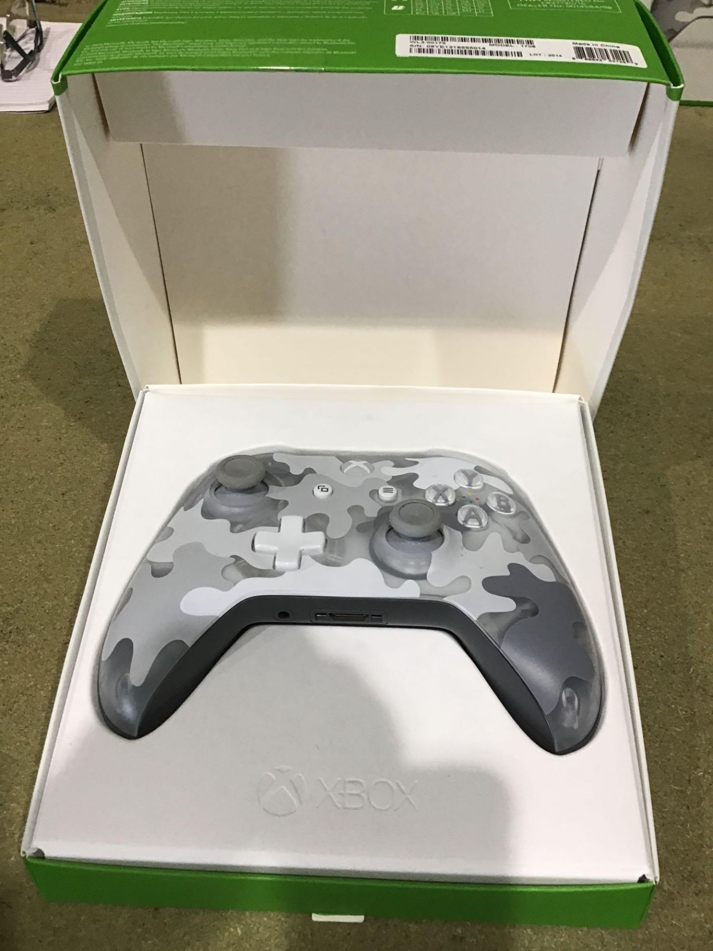 Official Xbox One Wireless Controller - Arctic Camo 735/2012 £64.99 RRP - Image 3 of 4