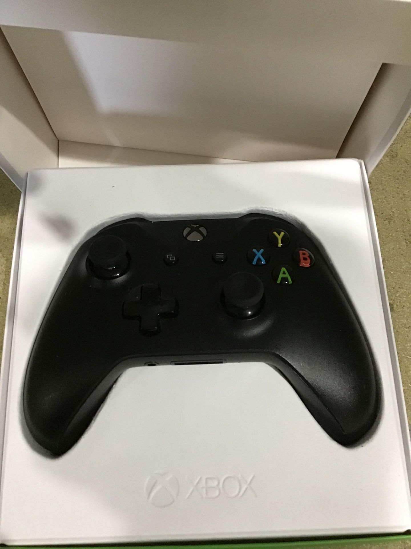 Official Xbox One Wireless Controller - Black 619/9582 £49.99 RRP - Image 2 of 4