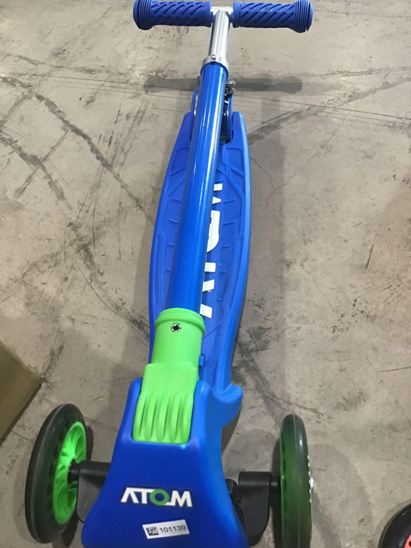 Atom Navigator Scooter - Blue - £29.99 RRP - Image 2 of 4