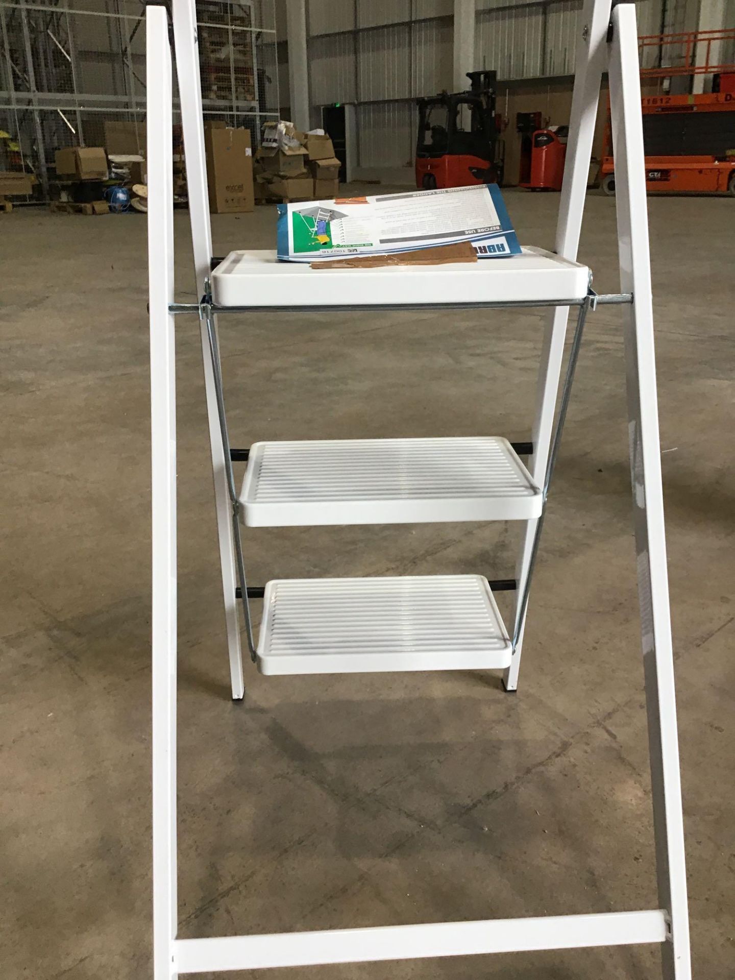 Foldable Step Metal Ladder - Image 2 of 3