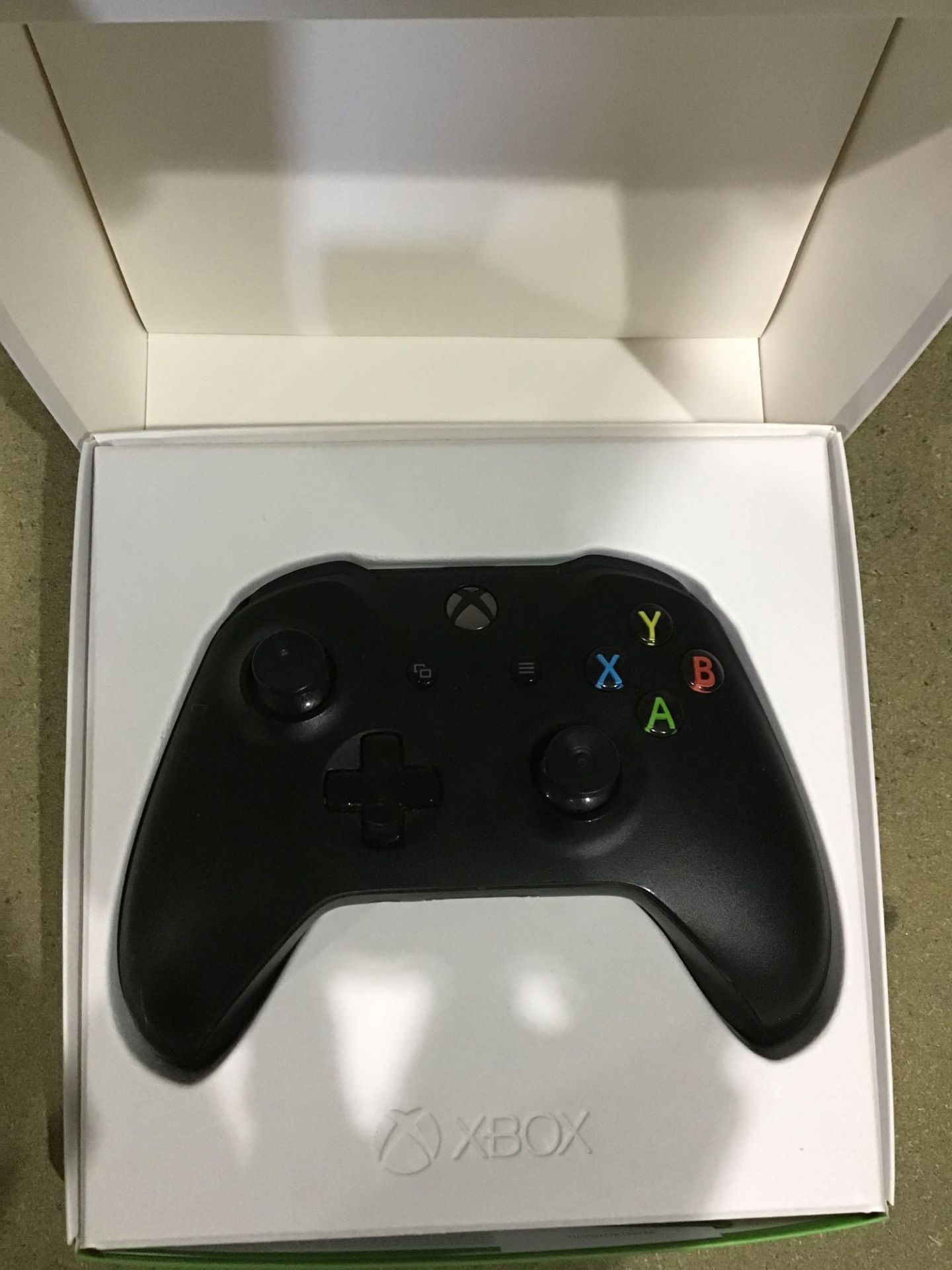 Official Xbox One Wireless Controller - Black 619/9582 £49.99 RRP - Image 2 of 4