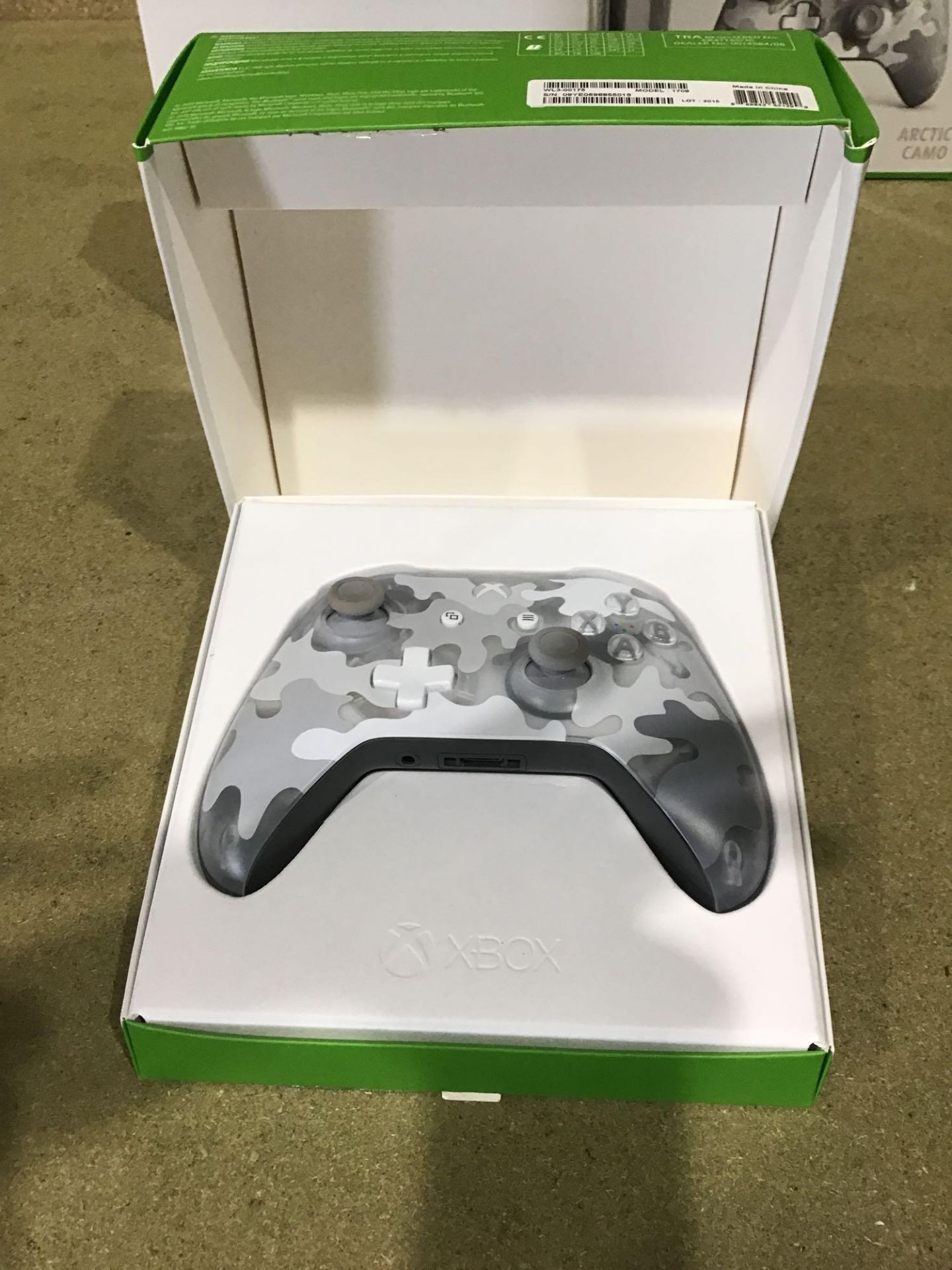 Official Xbox One Wireless Controller - Arctic Camo 735/2012 £64.99 RRP - Image 3 of 4