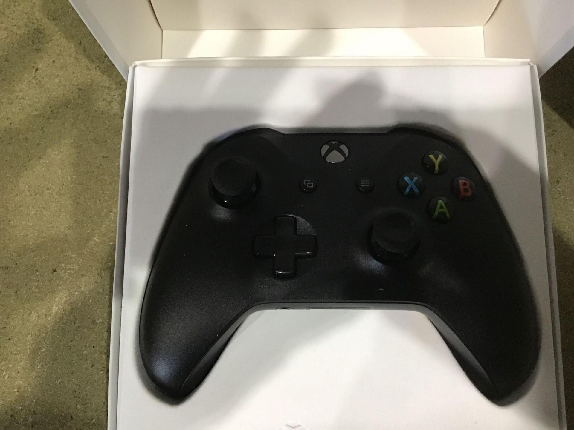 Official Xbox One Wireless Controller - Black 619/9582 £49.99 RRP - Image 2 of 4