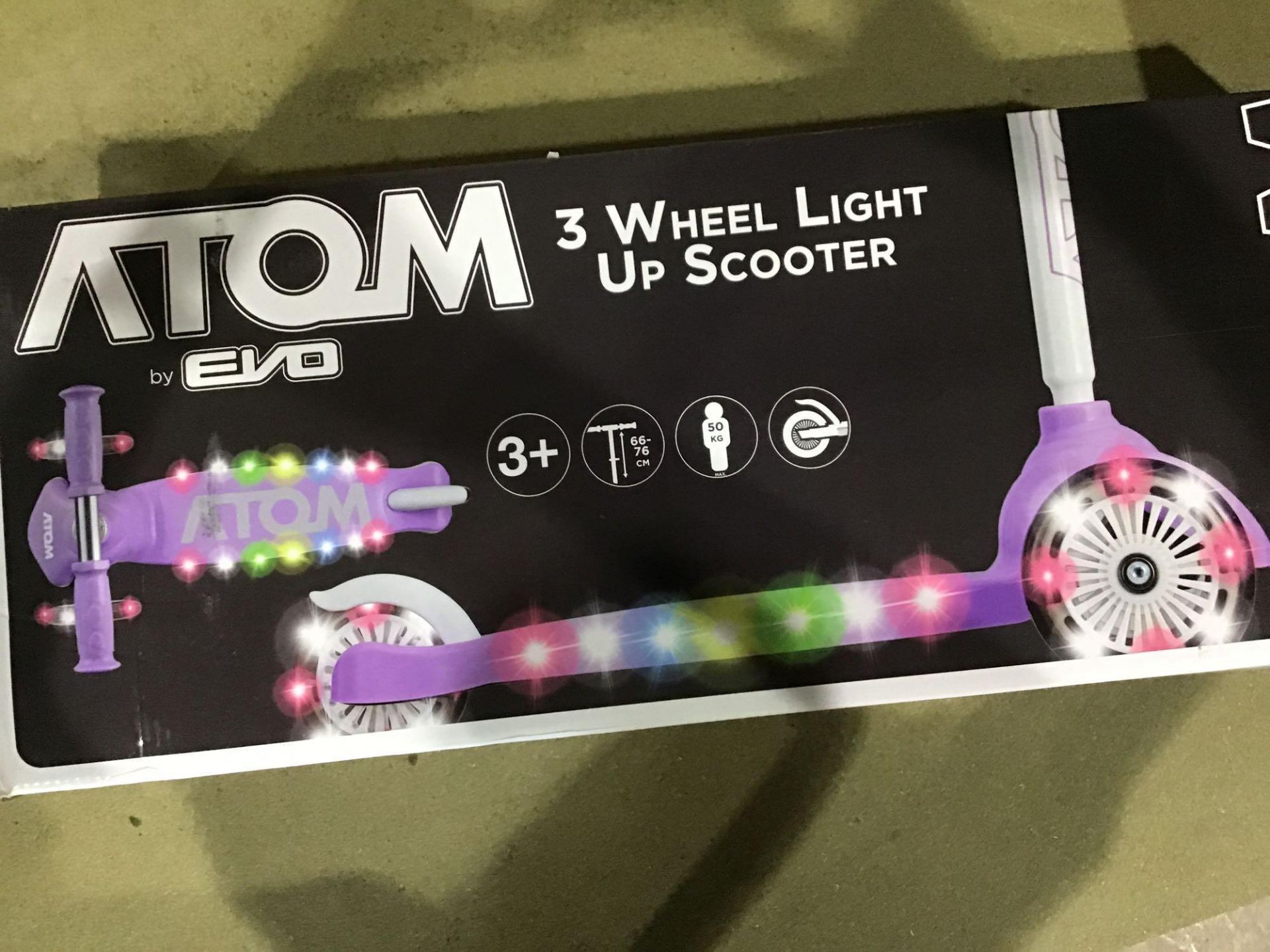 Atom Light Up Tri Scooter - £24.99 RRP - Image 2 of 4