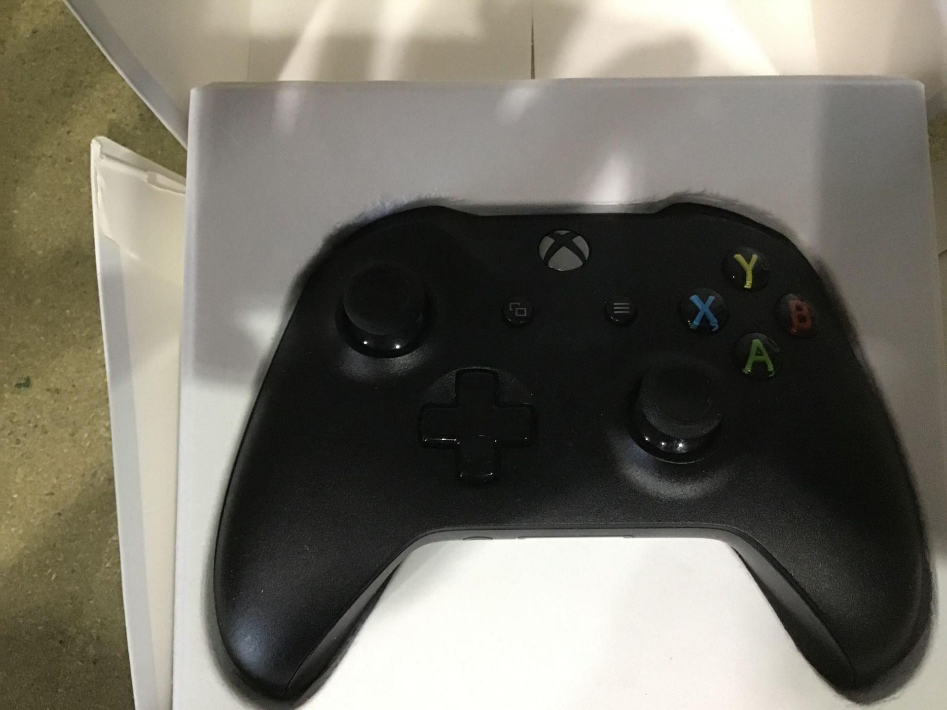 Official Xbox One Wireless Controller - Black 619/9582 £49.99 RRP - Image 2 of 4