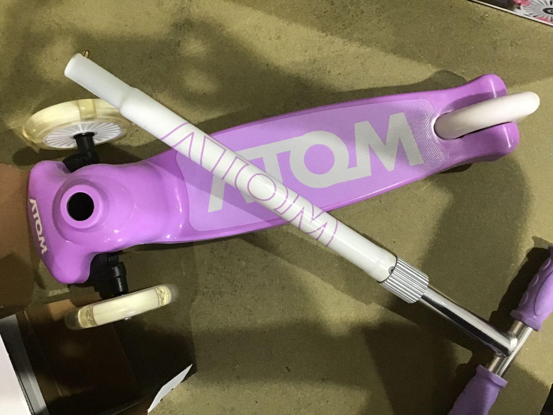 Atom Light Up Tri Scooter 893/5641 £24.99 RRP - Image 3 of 4