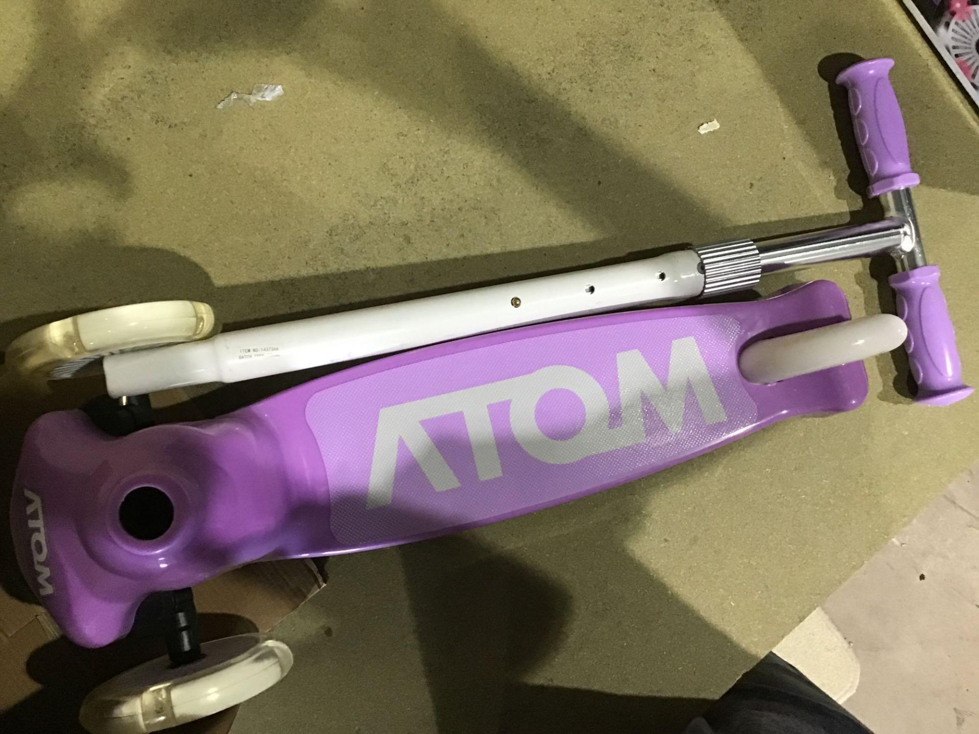 Atom Light Up Tri Scooter - £24.99 RRP - Image 3 of 4