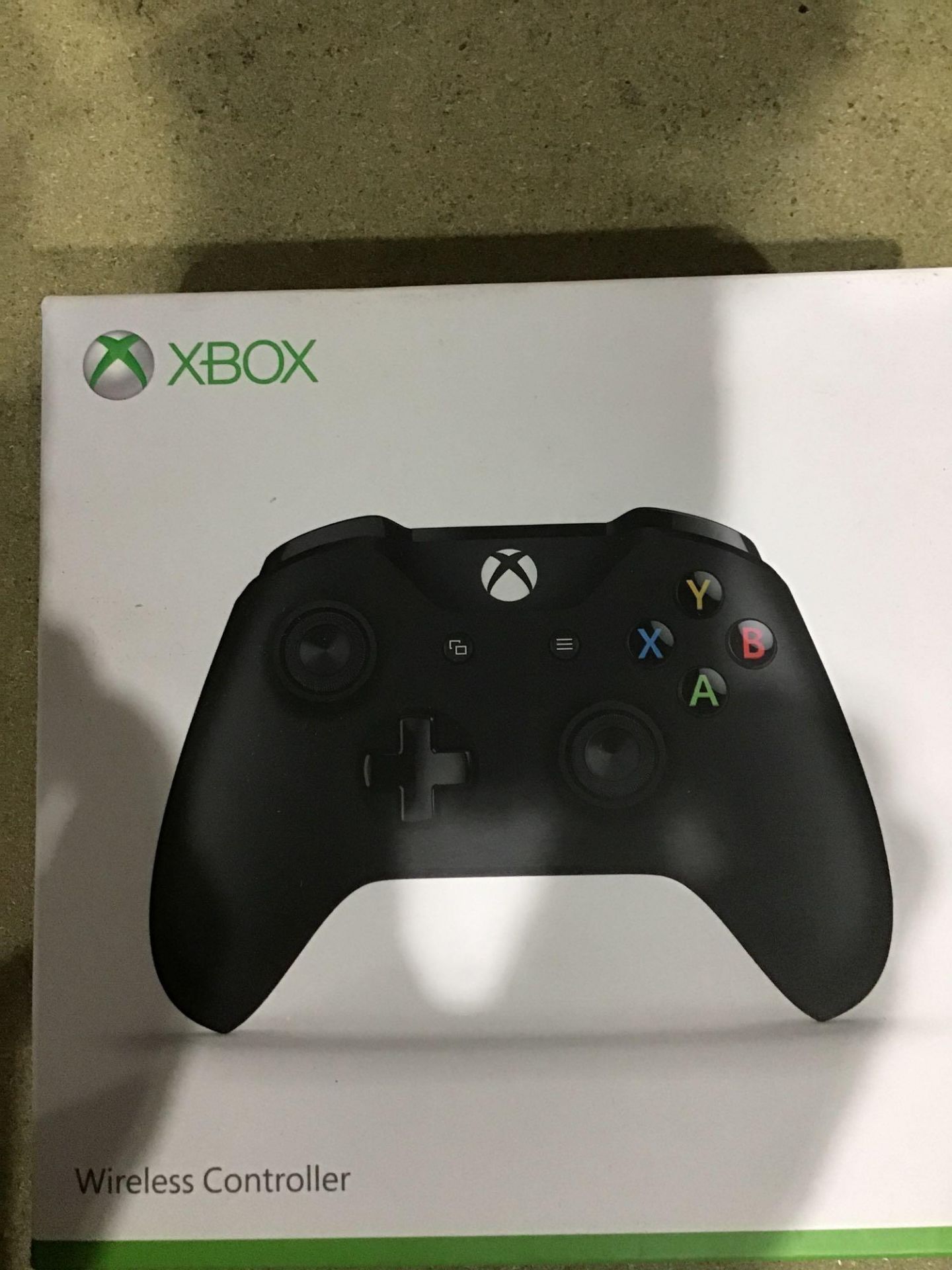 Official Xbox One Wireless Controller - Black 619/9582 £49.99 RRP - Image 2 of 4