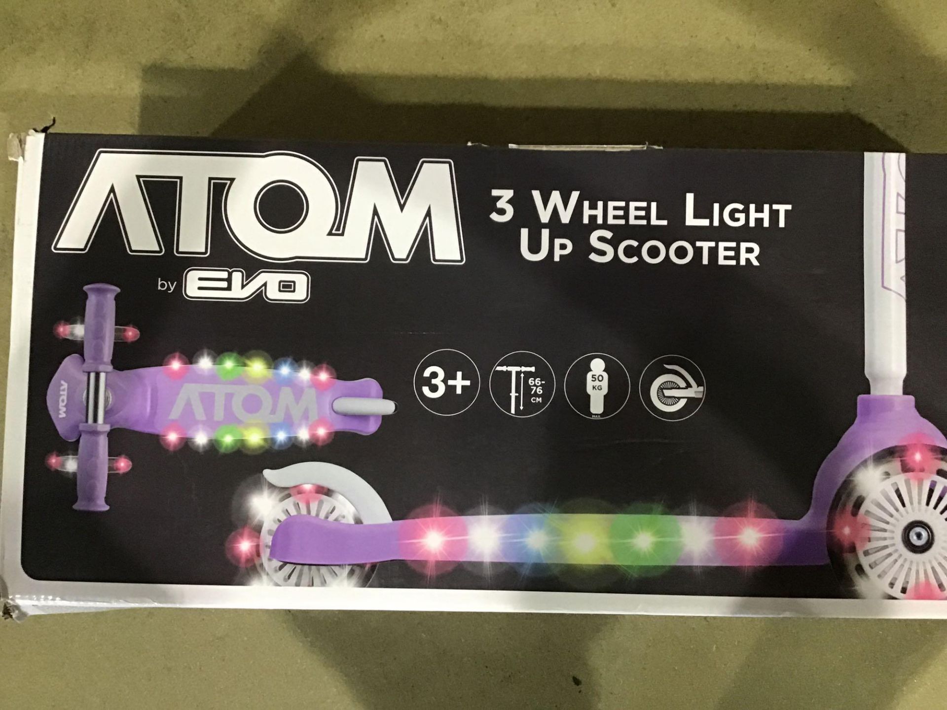 Atom Light Up Tri Scooter 893/5641 £24.99 RRP - Image 2 of 4