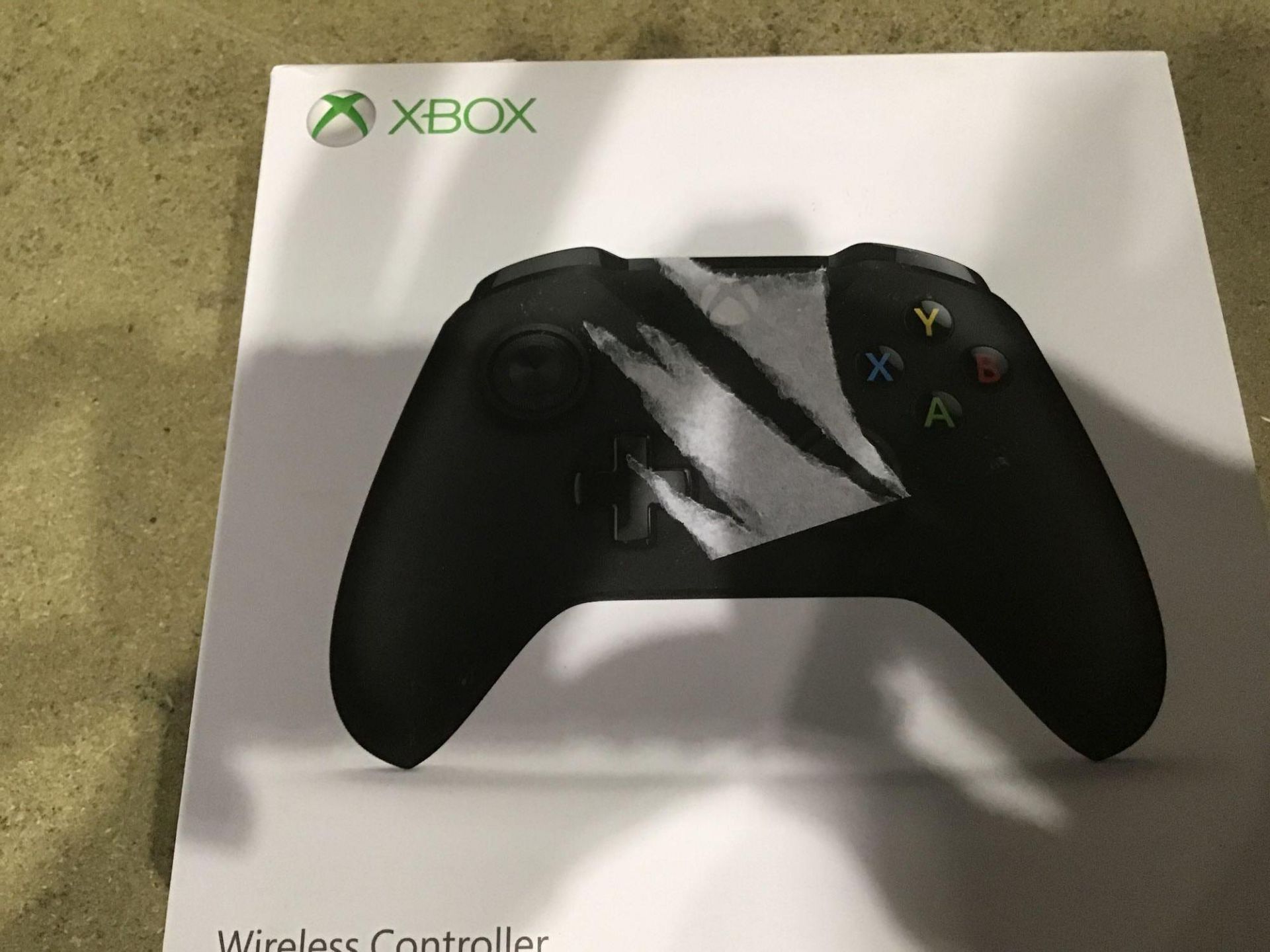 Official Xbox One Wireless Controller - Black 619/9582 £49.99 RRP - Image 3 of 4