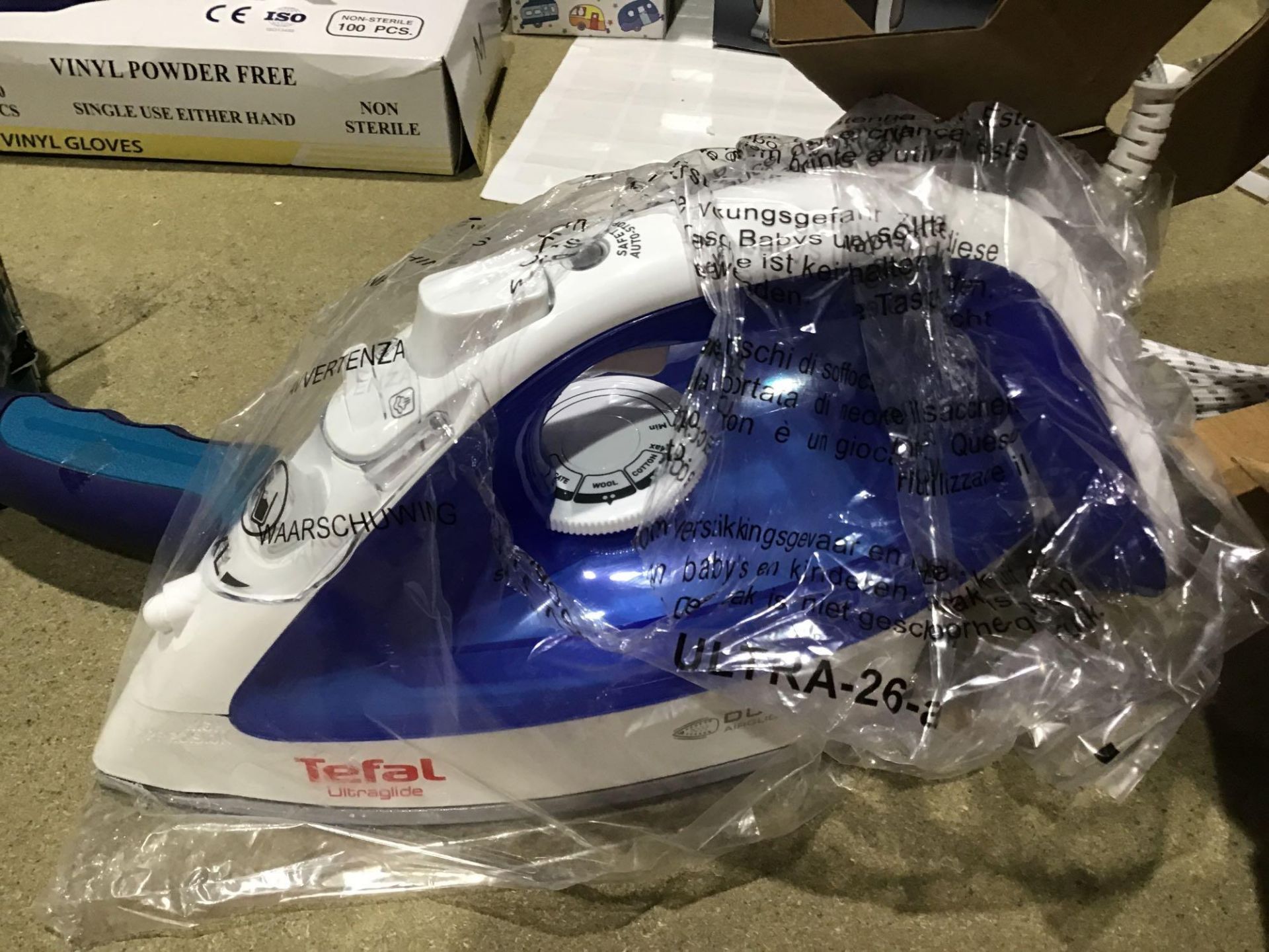 Tefal FV4090 Ultraglide Steam Iron, 2500 W £39.00 RRP - Image 2 of 4