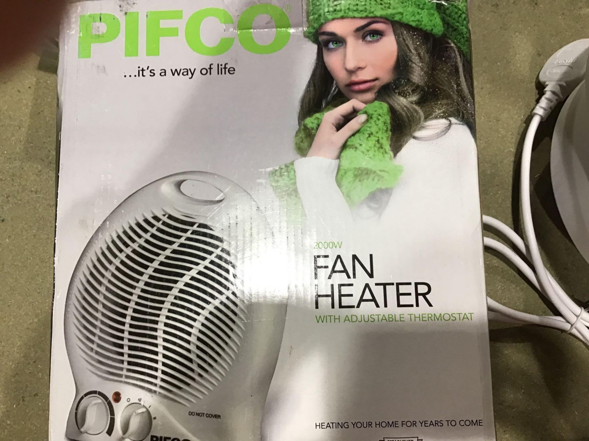 Pifco Upright Portable Fan Heater and Air Cooler, Adjustable Thermostat 2000 W, White £12.99 RRP - Image 3 of 4