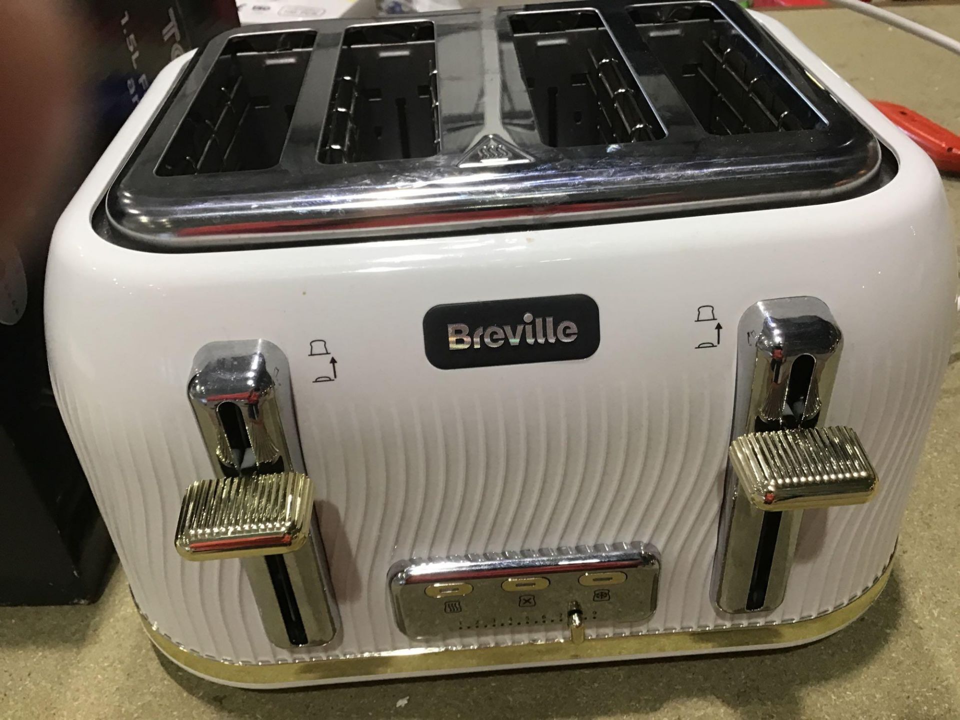 Breville Flow 4-Slice Toaster with High-Lift and Wide Slots | Camden Clay [VKT891] £34.00 RRP - Image 2 of 4