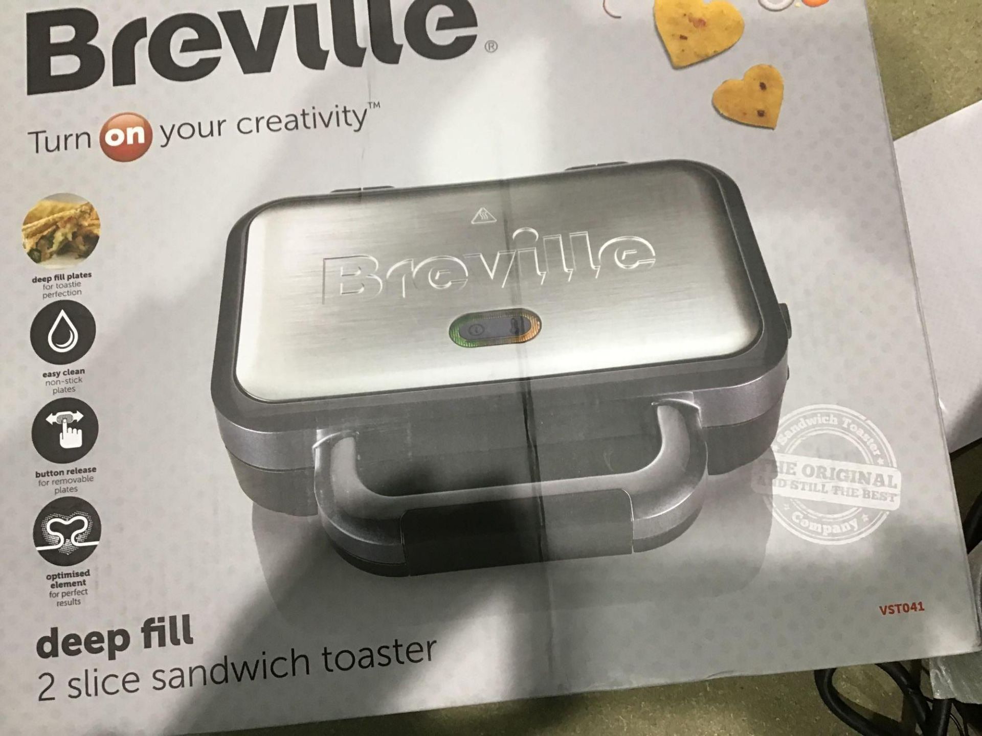 Breville Deep Fill Sandwich Toaster and Toastie Maker with Removable Plates [VST041] - £25.00 RRP - Image 2 of 3