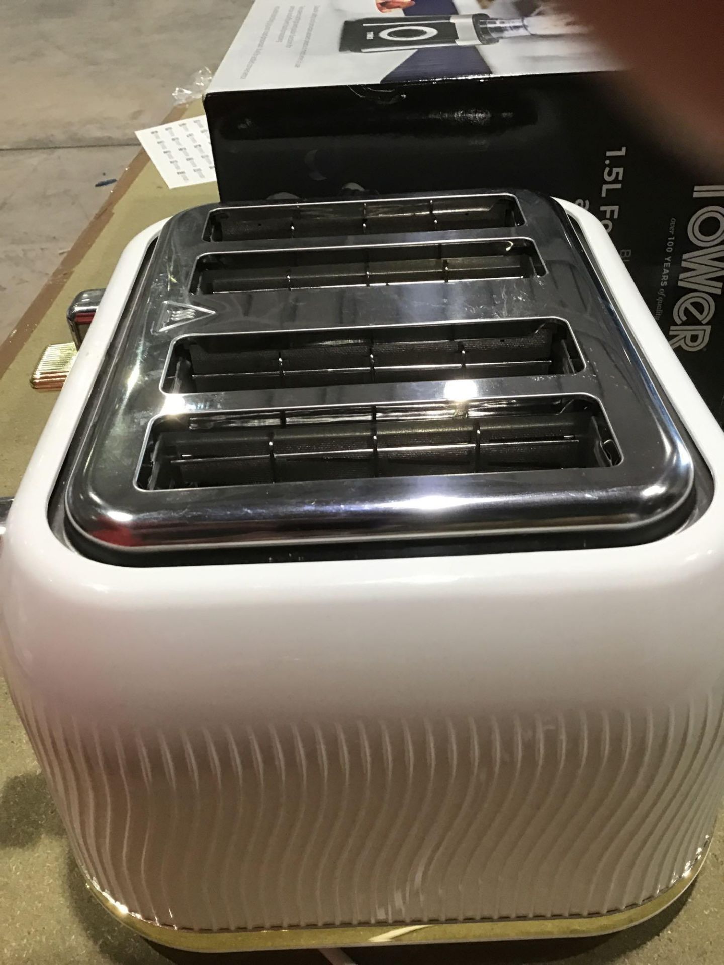 Breville Flow 4-Slice Toaster with High-Lift and Wide Slots | Camden Clay [VKT891] £34.00 RRP - Image 3 of 4