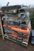 Quantity of Various Weighted Heras Fencing Feet to Pallet as Lotted