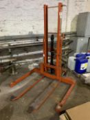 BT SH8ES/3 Battery Powered Electric Pallet Straddle Lifter, 800kg Capacity