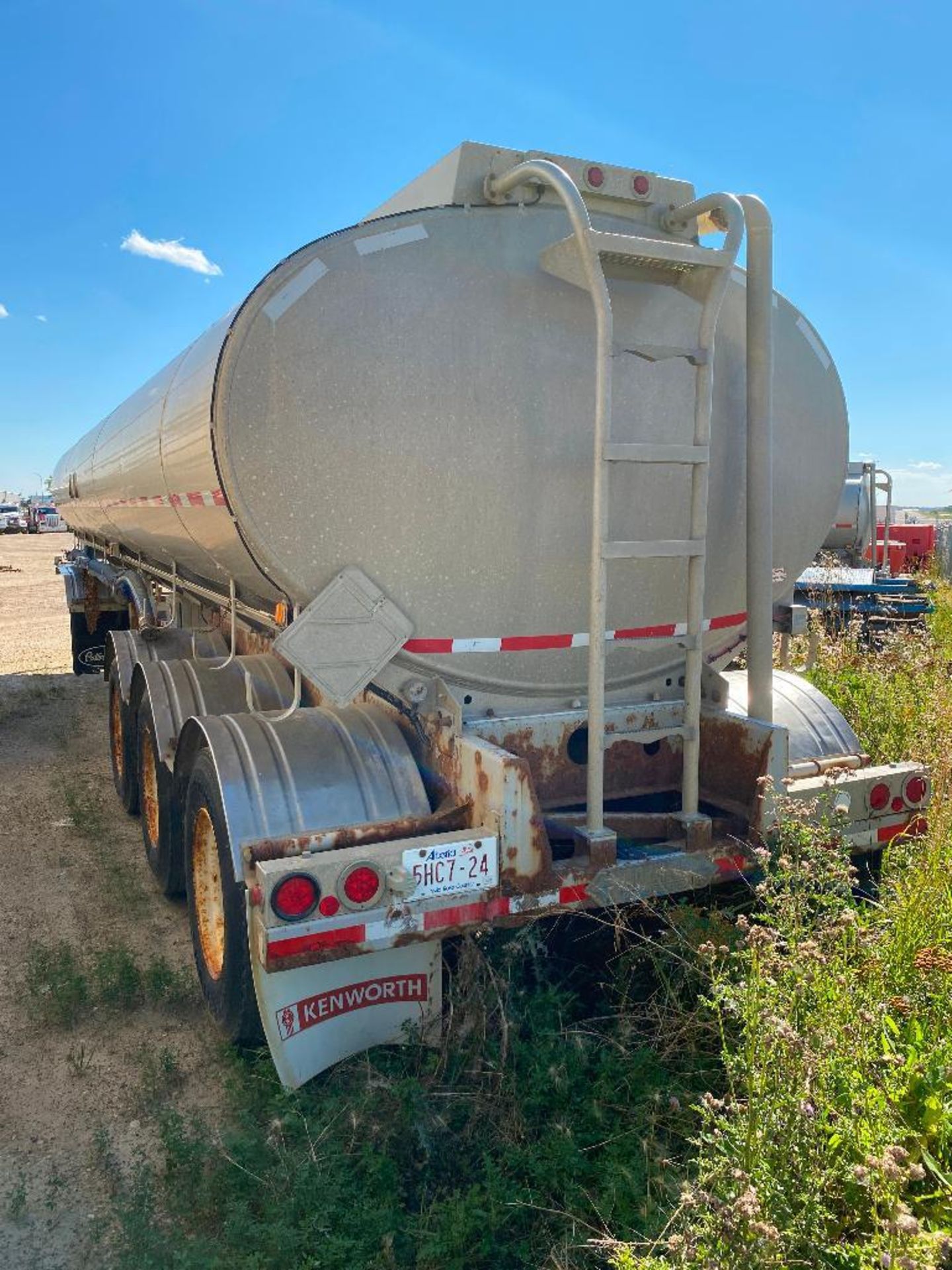 2005 Advance 406 Double Compt.Tri-Axle Tank Trailer VIN#: 2AEASVBH24V000167 - Image 4 of 12