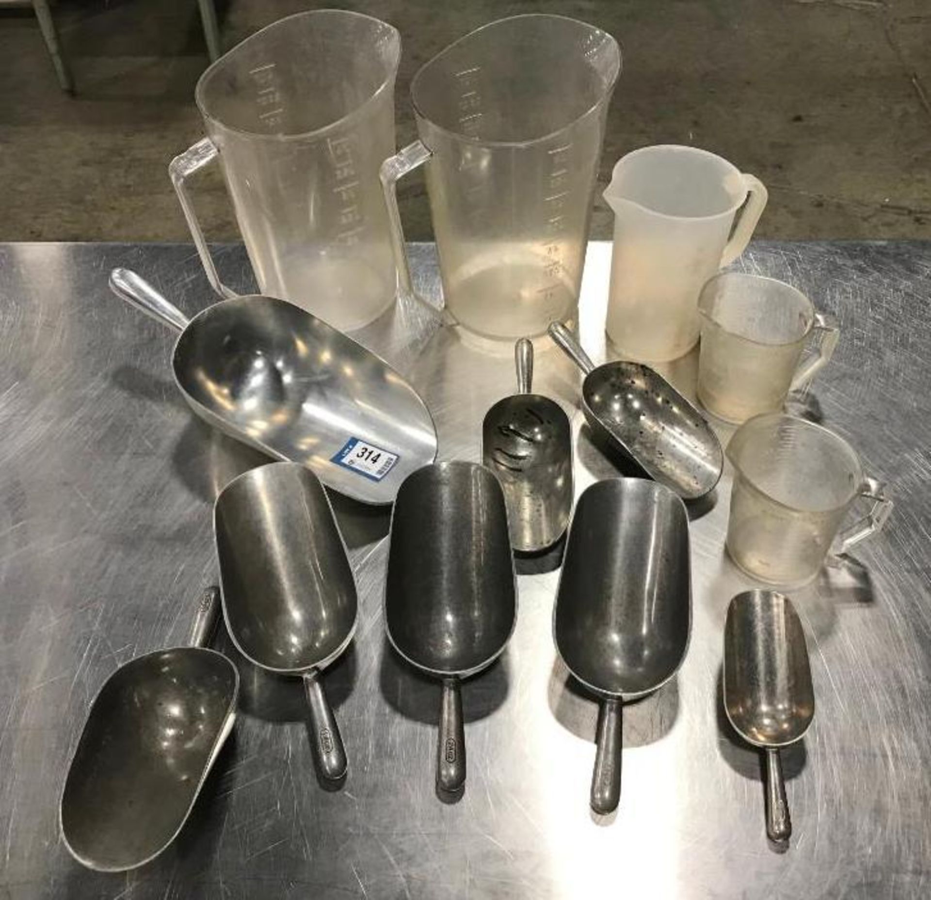 7 MEASURING SCOOPS & 5 PLASTIC MEASURING CUPS - Image 2 of 2