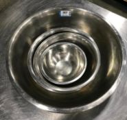 4 ASSORTED SIZE STAINLESS STEEL MIXING BOWLS