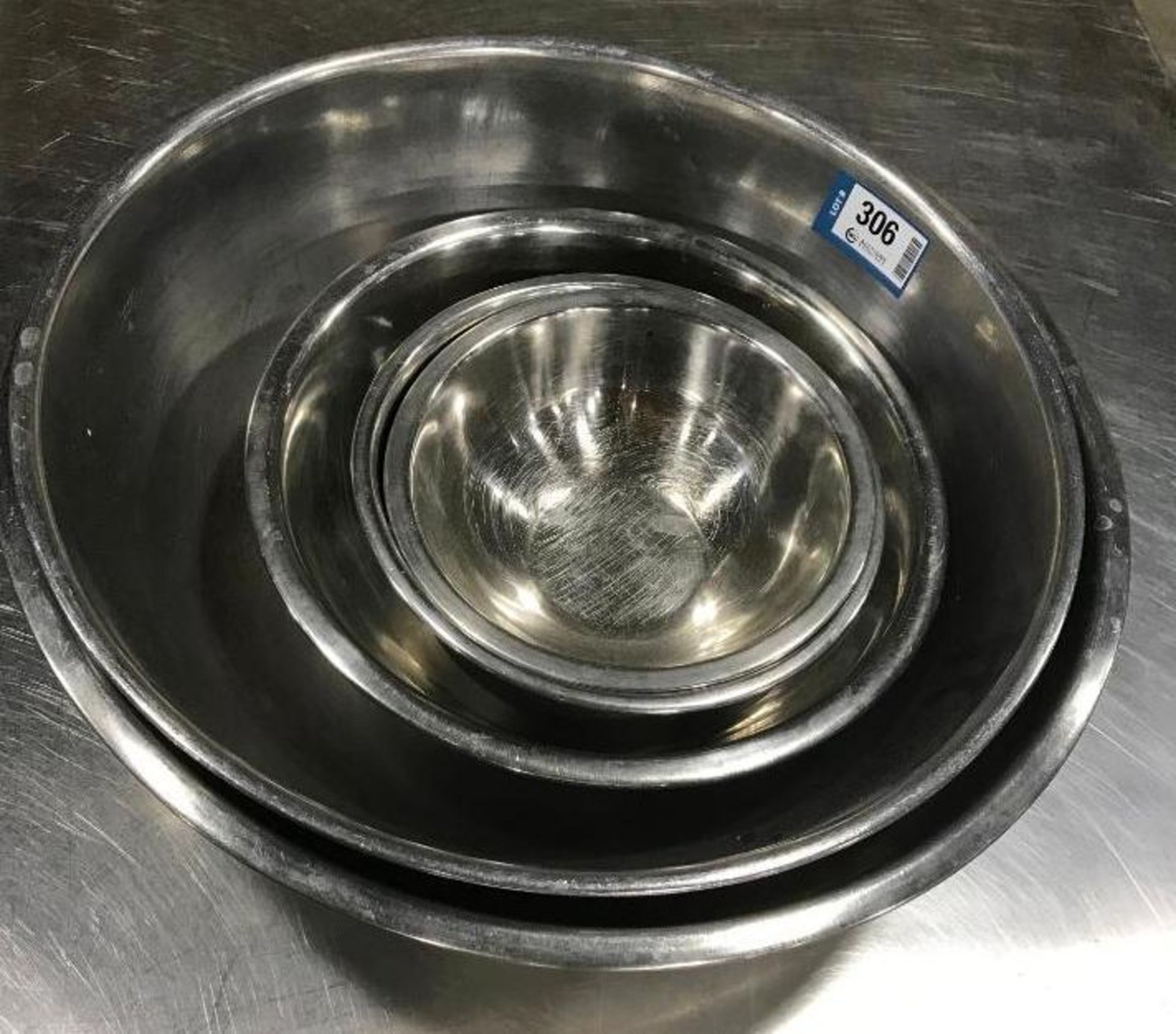 5 ASSORTED SIZE STAINLESS STEEL MIXING BOWLS - Image 2 of 2