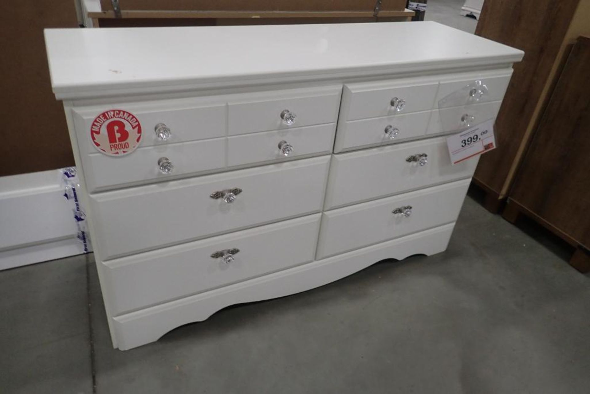 Lot of 47" Single Pedestal Desk w/ Hutch, 5-Drawer 32" Chest, 50" Dresser, Table Lamp, Accessory, et - Image 4 of 6