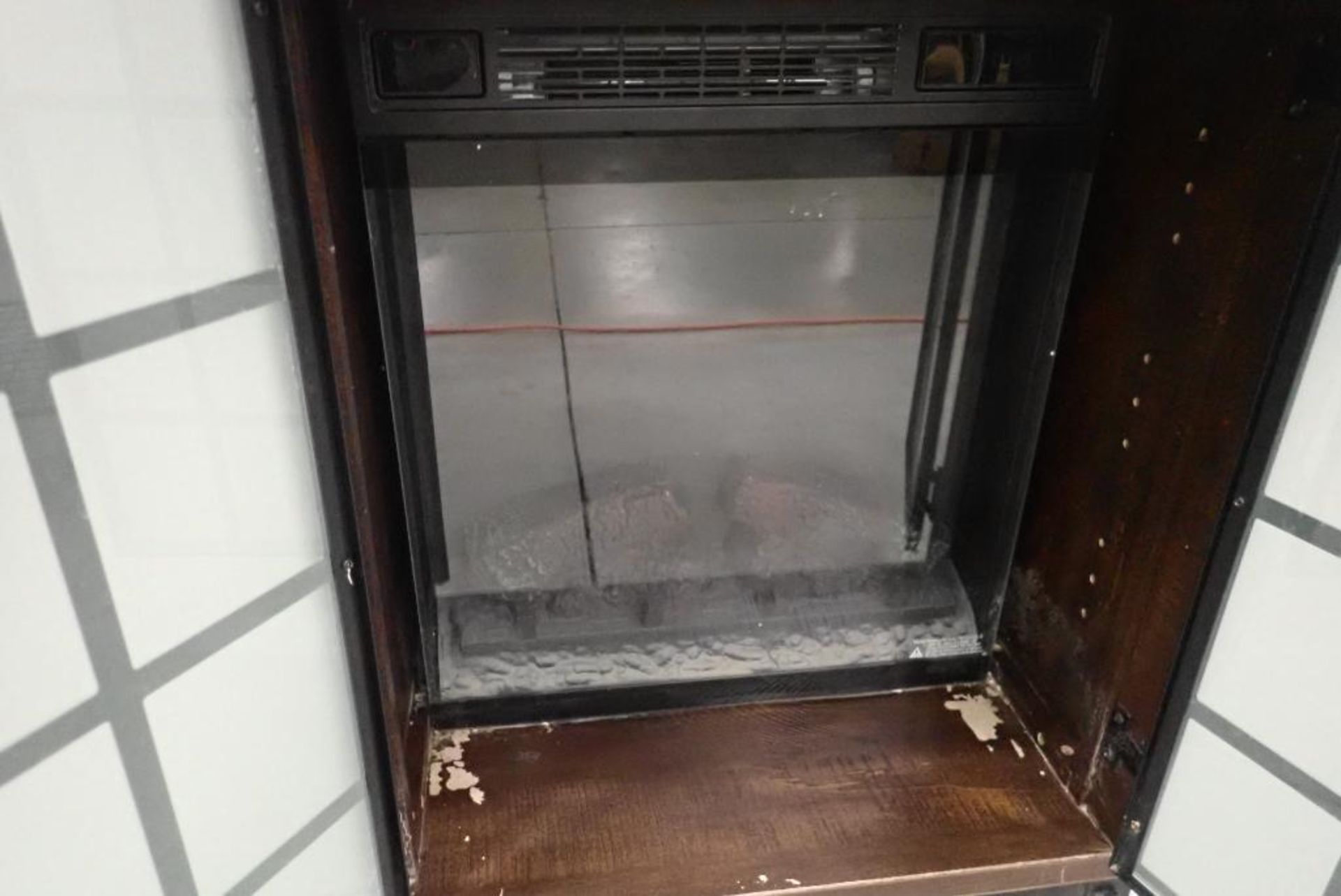 Tokyo 22"x17" Fire Cabinet 5,200BTU's- Minor Damage. - Image 2 of 3