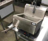 OMCAN STAINLESS STEEL HAND SINK W/ KNEE VALVE ASSEMBLY