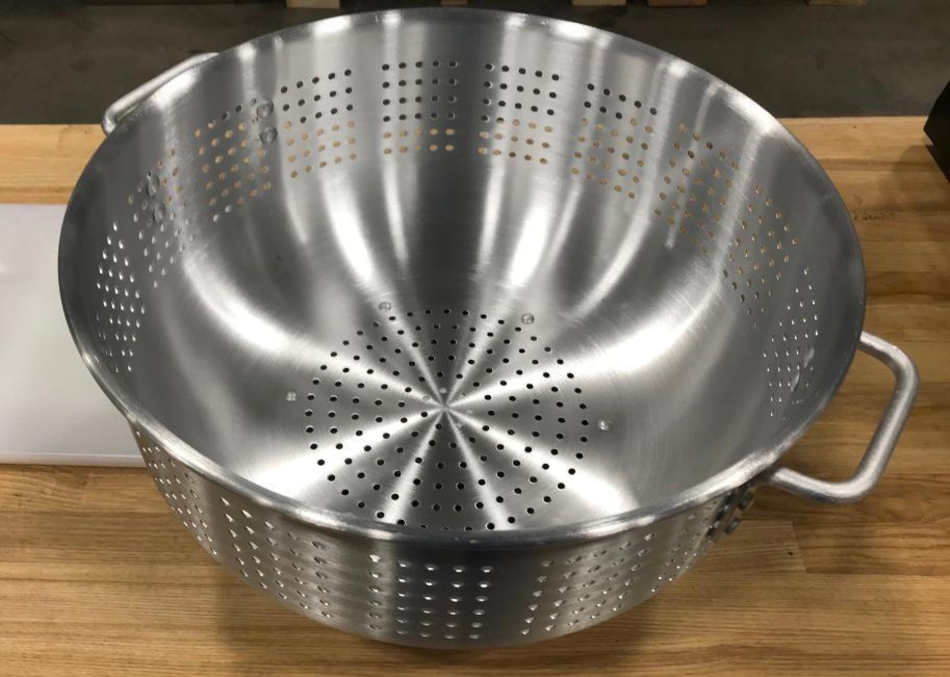 16QT HEAVY DUTY ALUMINUM COLANDER, OMCAN 80406 - Image 2 of 2