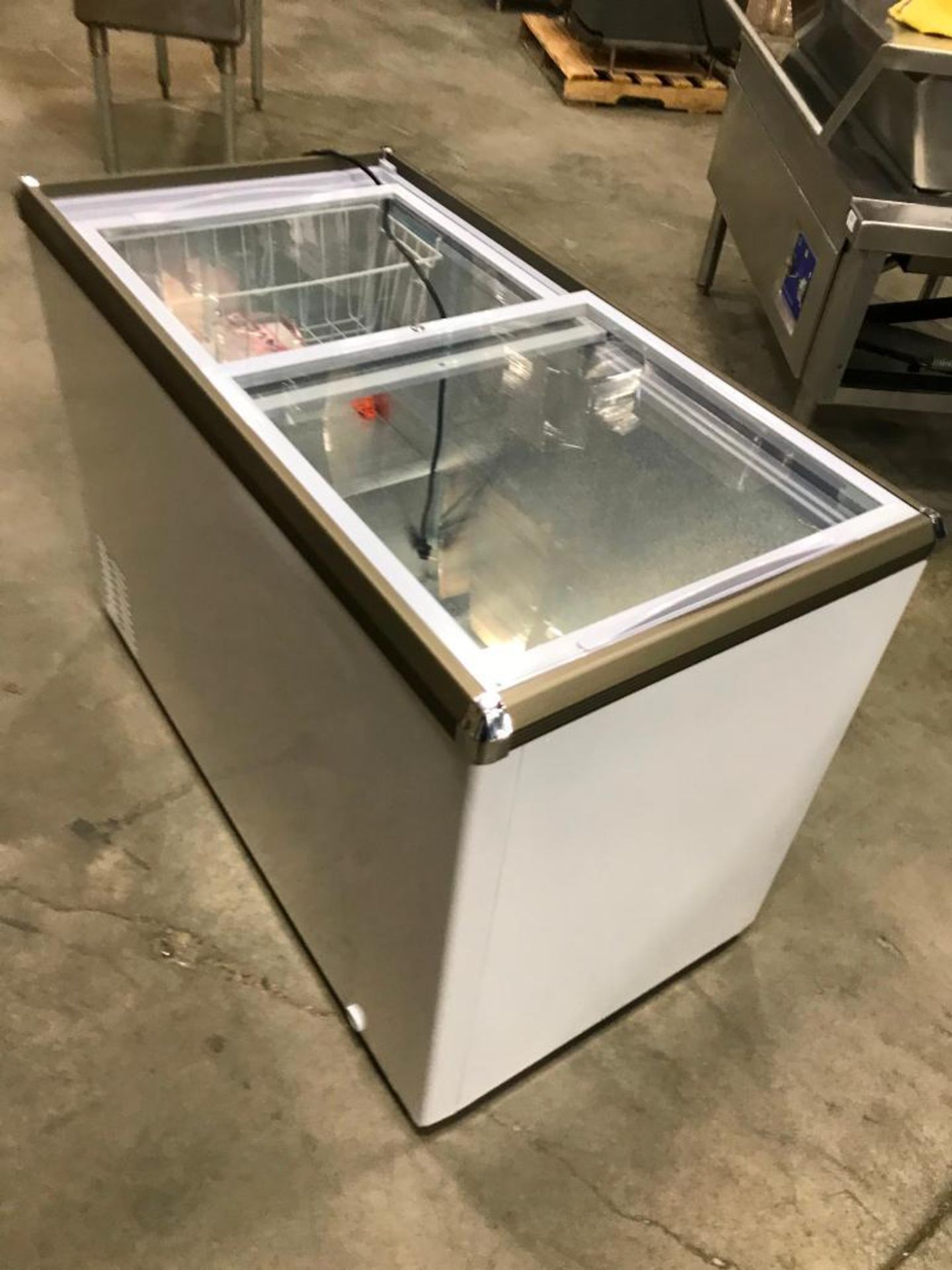 45.7" ICE CREAM DISPLAY CHEST FREEZER WITH FLAT GLASS TOP - OMCAN 45293 - Image 9 of 9