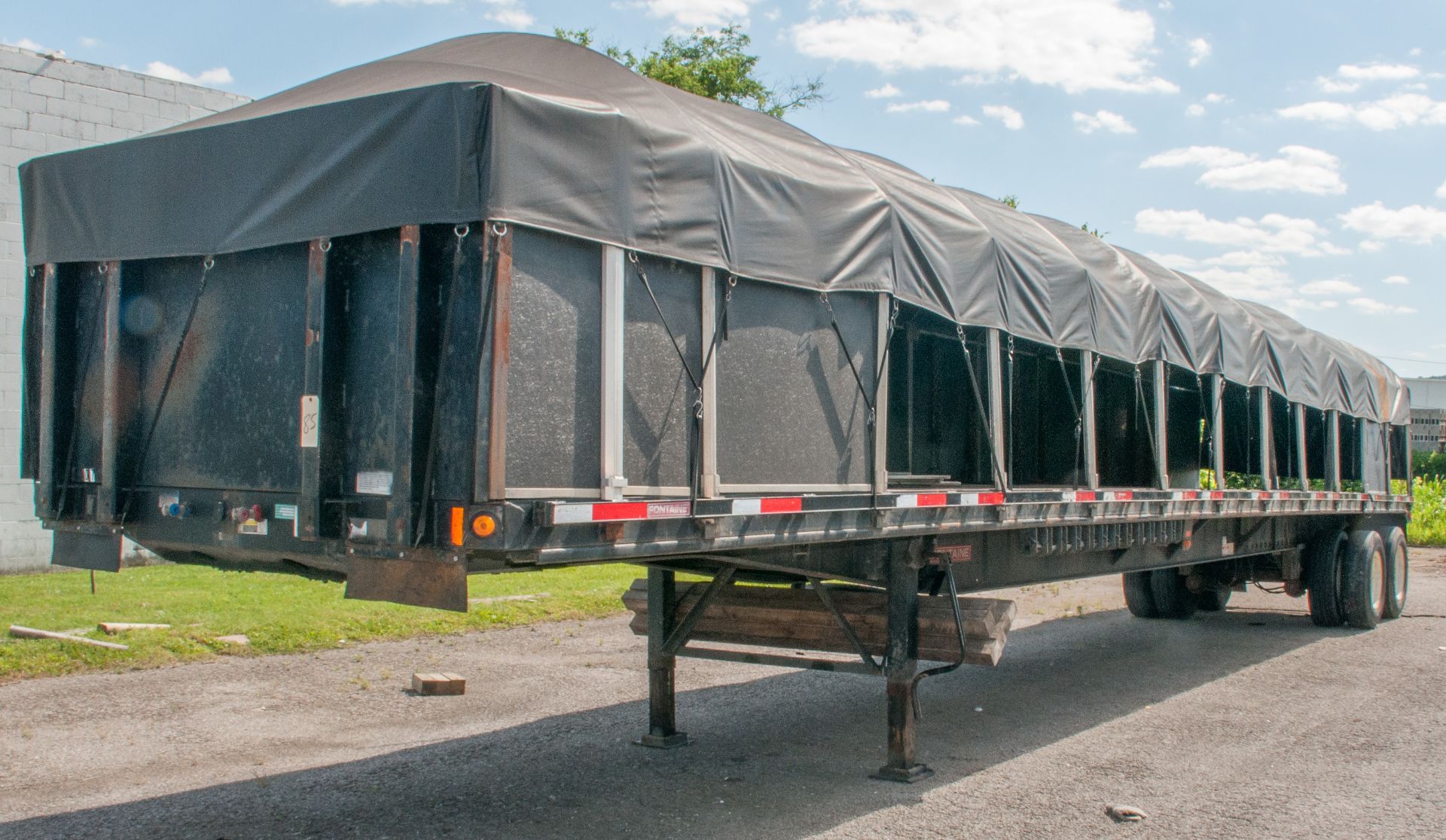 Fontaine 48' Flatbed Trailer w/Sidekit and Tarp