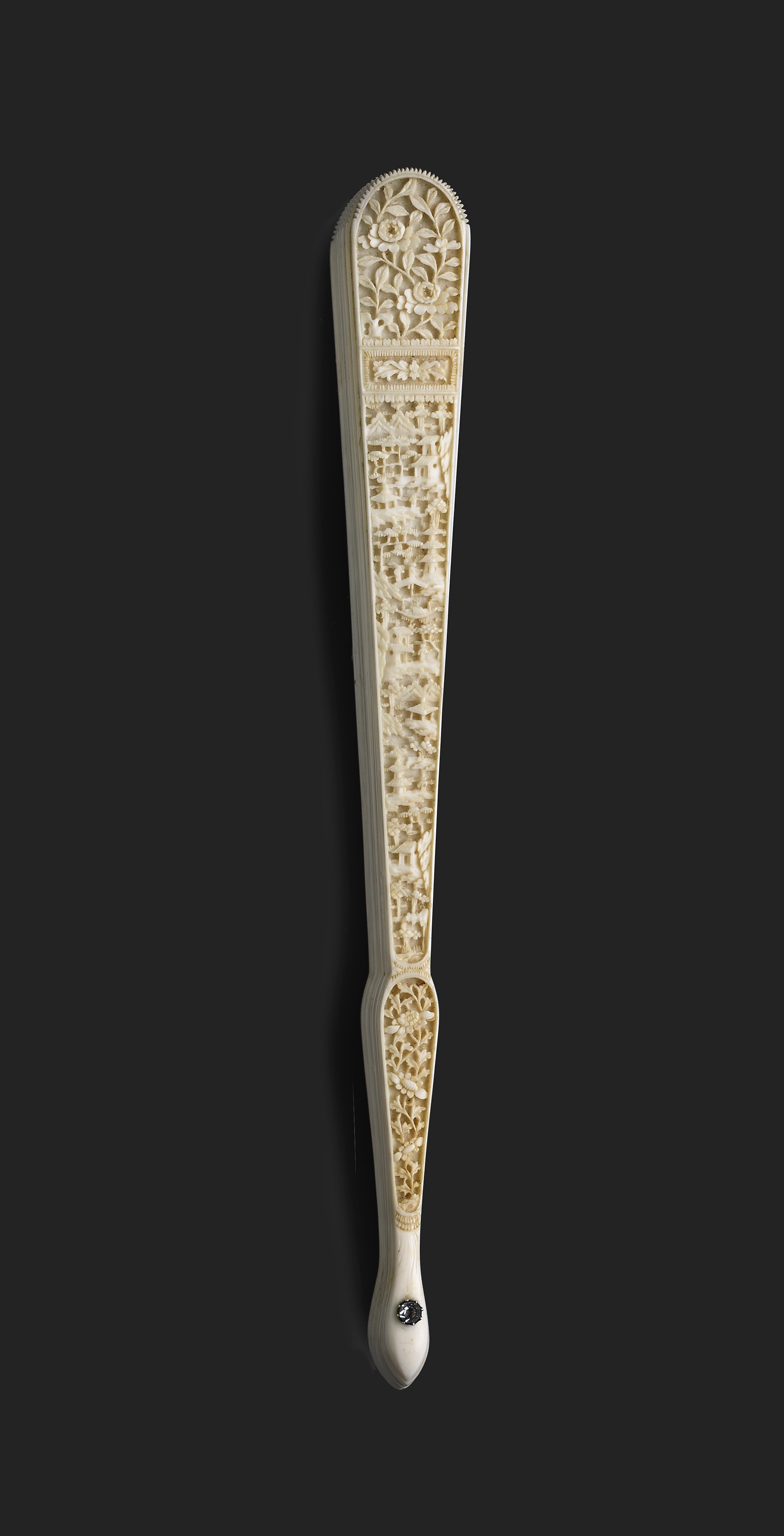 A CHINESE EXPORT IVORY BRISE FAN, QING DYNASTY, QIANLONG PERIOD, CIRCA 1785 - Image 2 of 2